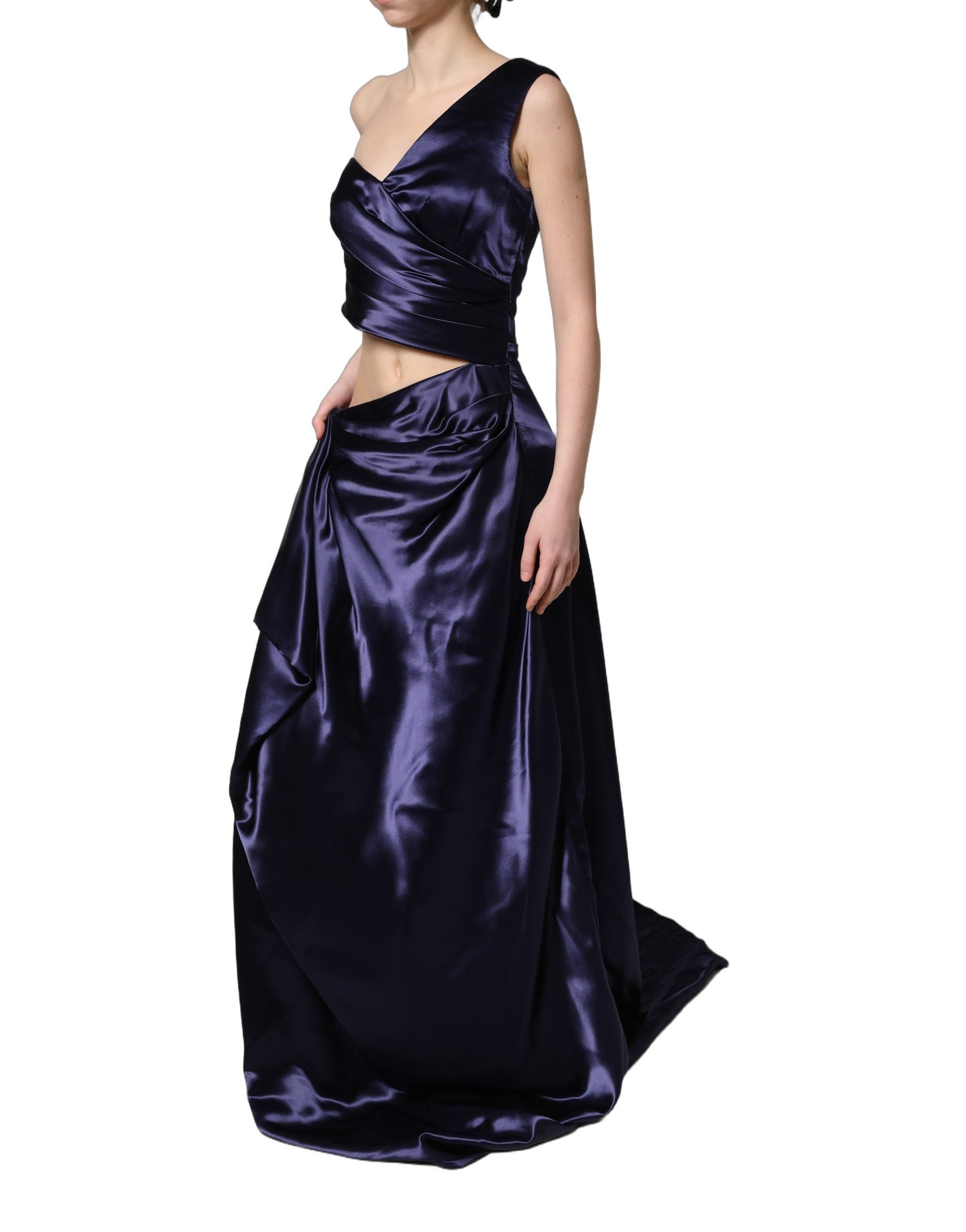Robe de soirée Dolce & Gabbana bleu marine à une épaule, élégante et fluide, portée lors d'une occasion formelle.