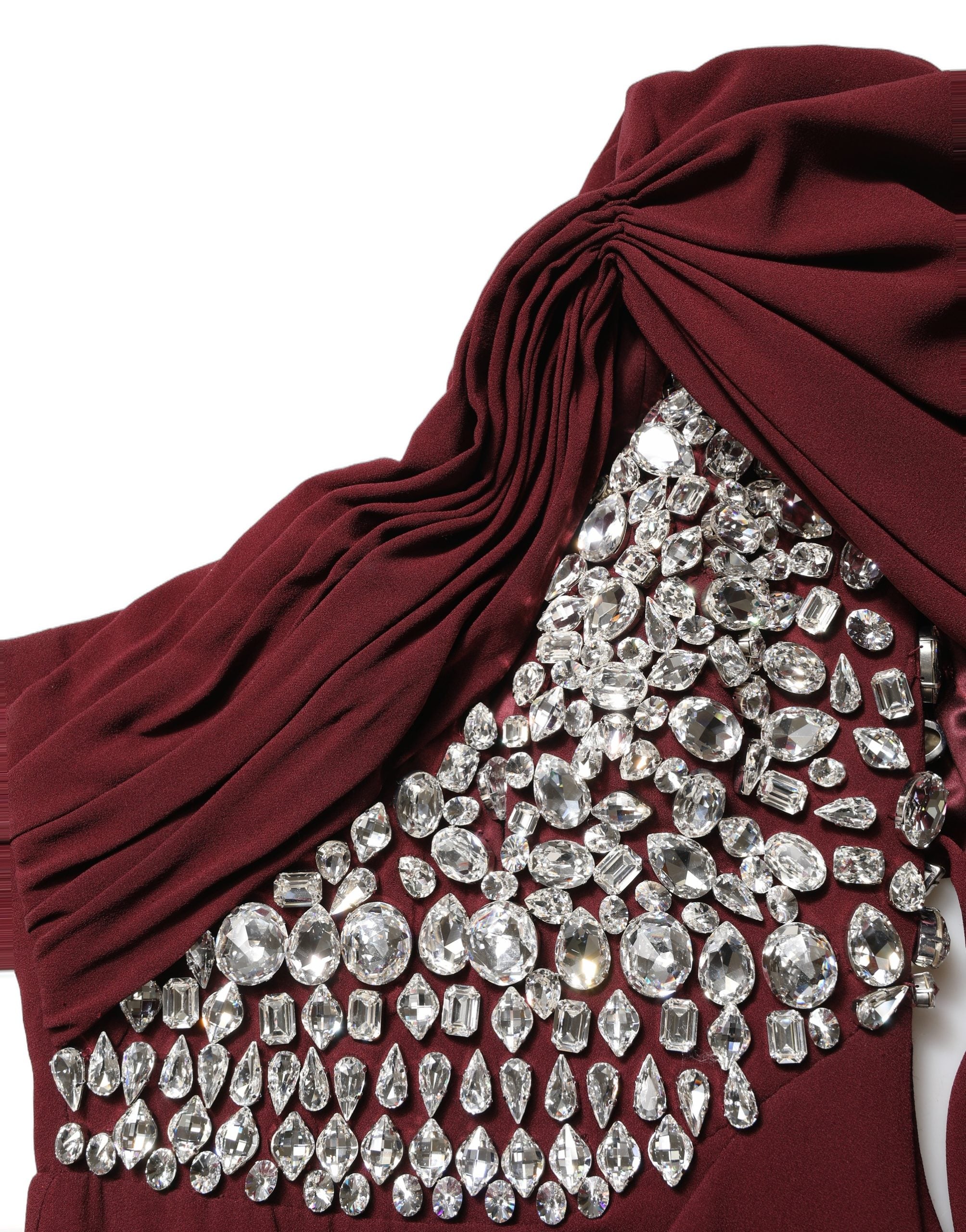 Robe de soirée bordeaux Dolce & Gabbana en soie avec épaule unique ornée de cristaux, élégante et sophistiquée.