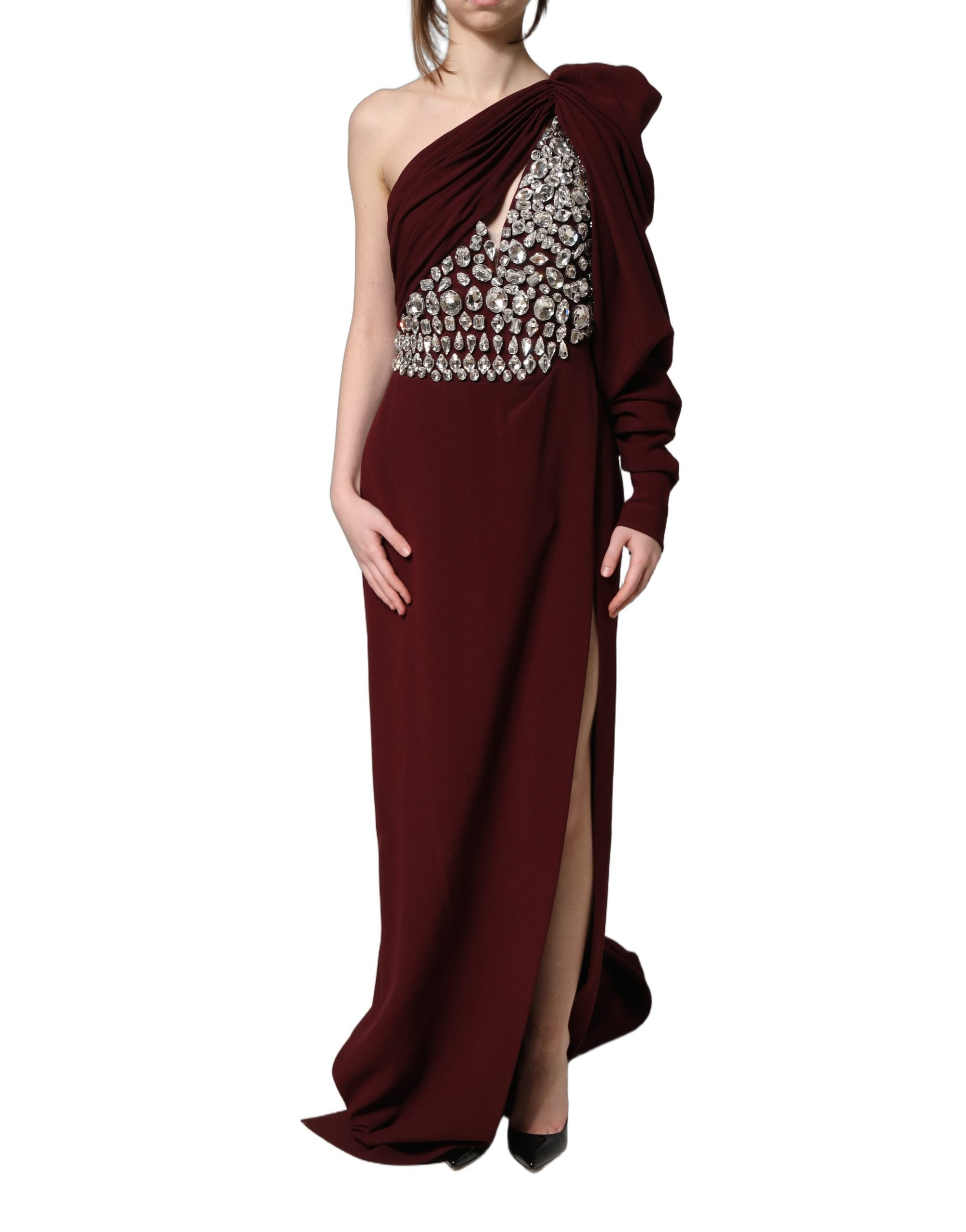 Robe de soirée Dolce & Gabbana bordeaux à une épaule, ornée de cristaux, élégante et sophistiquée.