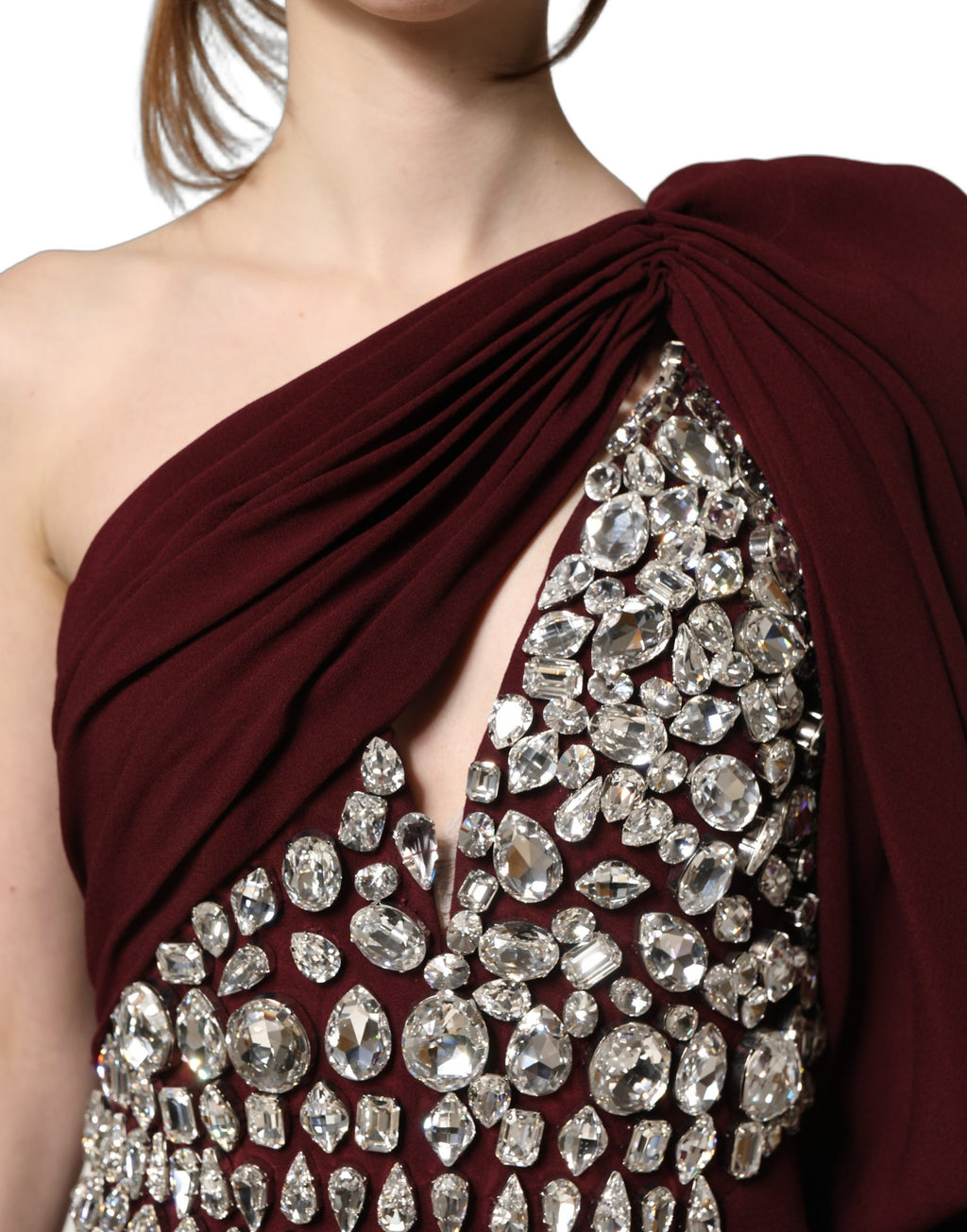 Robe de soirée Dolce & Gabbana en cramoisi avec épaule unique et détails en cristaux, élégante et sophistiquée.