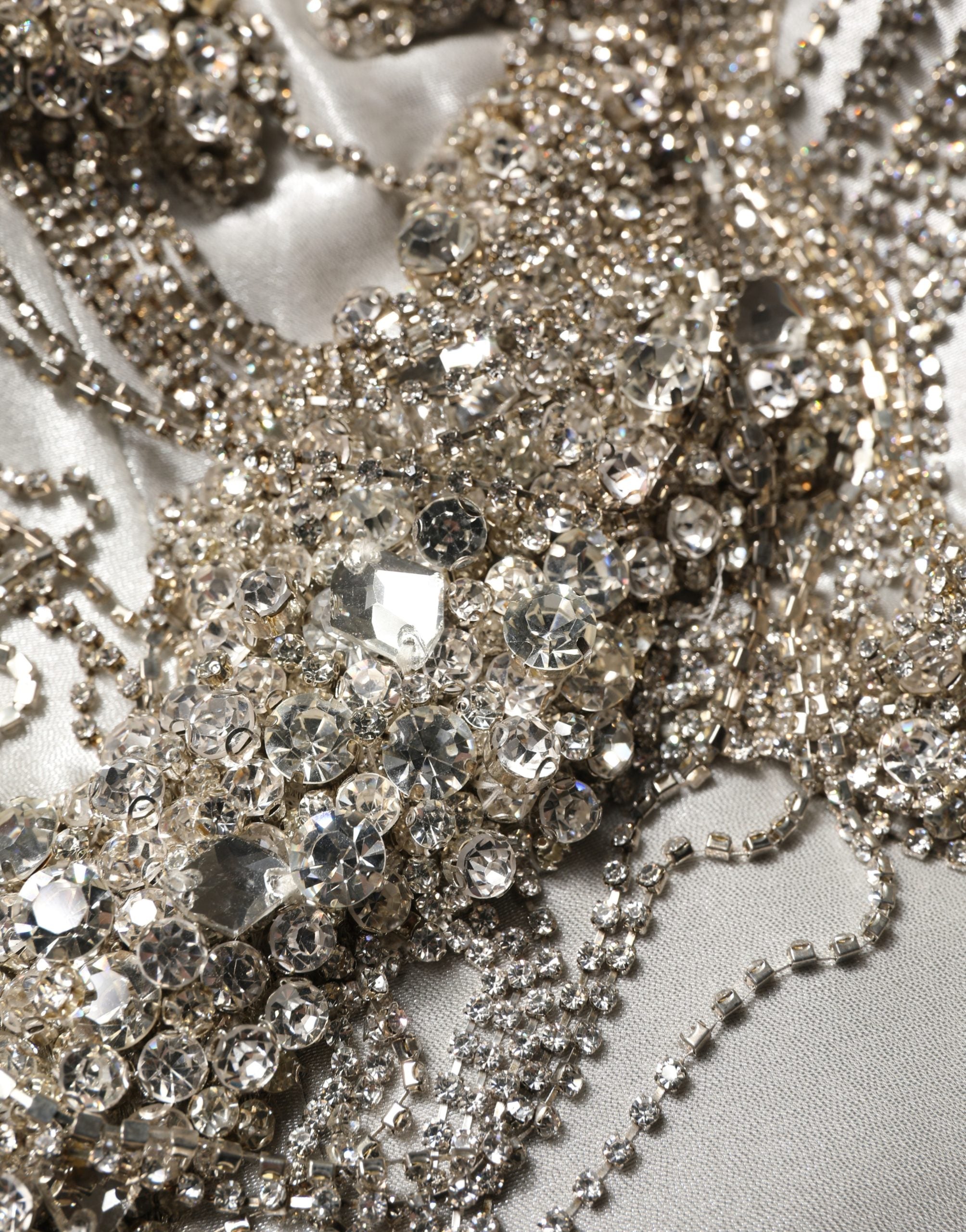 Robe de soirée Dolce & Gabbana en argent ornée de cristaux brillants, élégante et scintillante, vue de face.