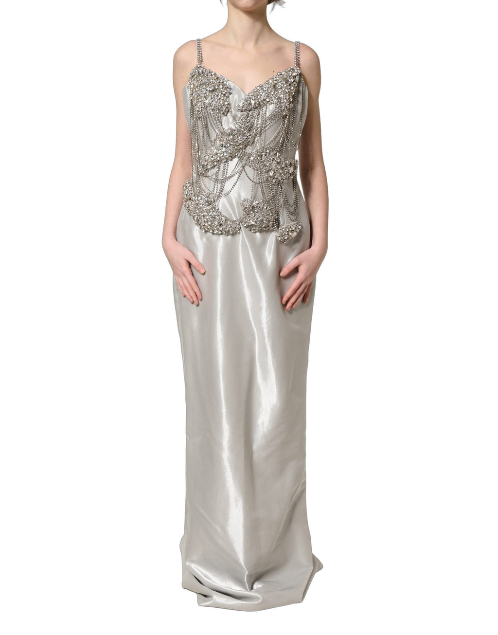 Robe de soirée Dolce & Gabbana en argent avec cristaux, élégant vêtement long pour occasions spéciales, visible en image.