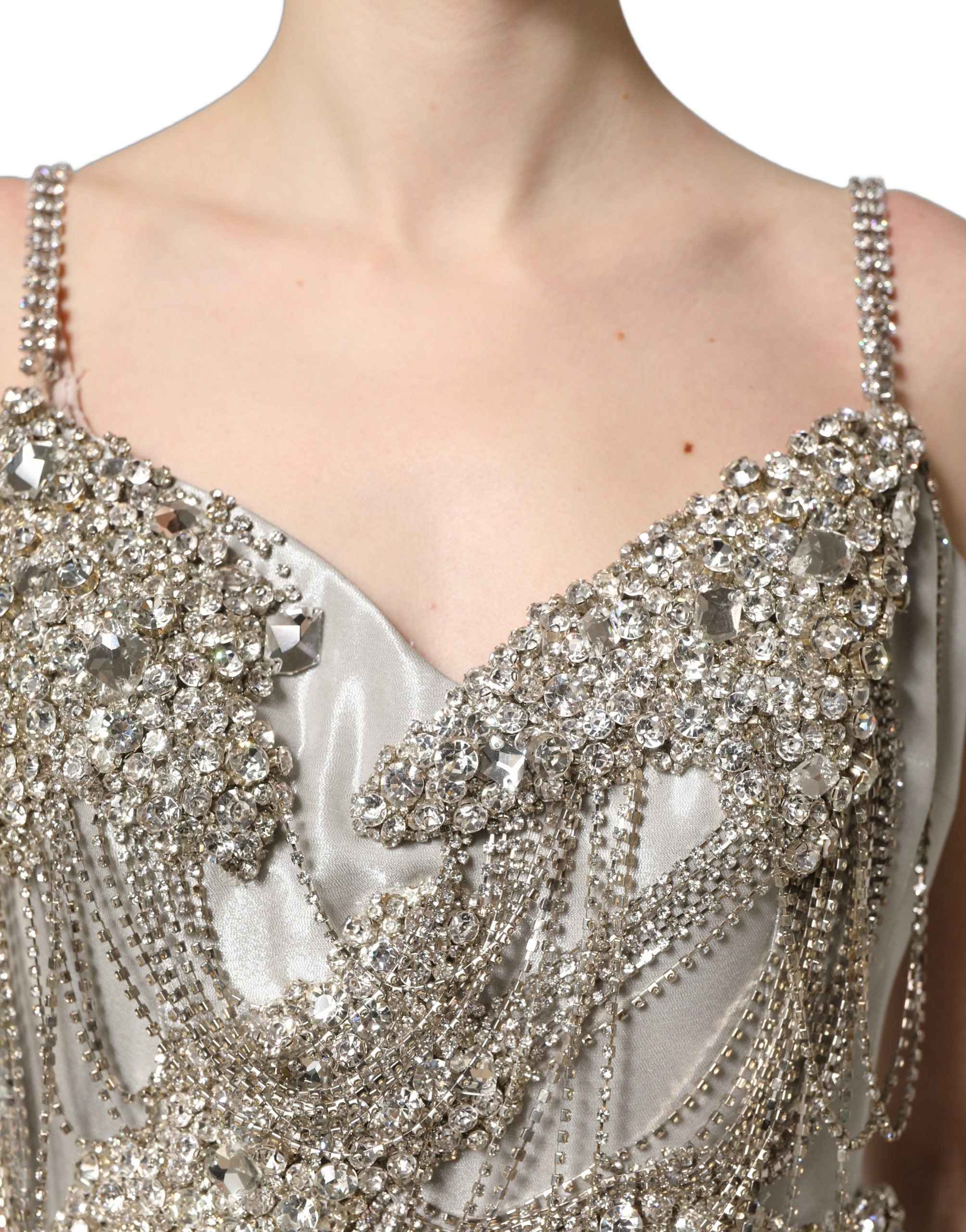 Robe de soirée Dolce & Gabbana en argent avec cristaux, élégante et ornée de détails scintillants.