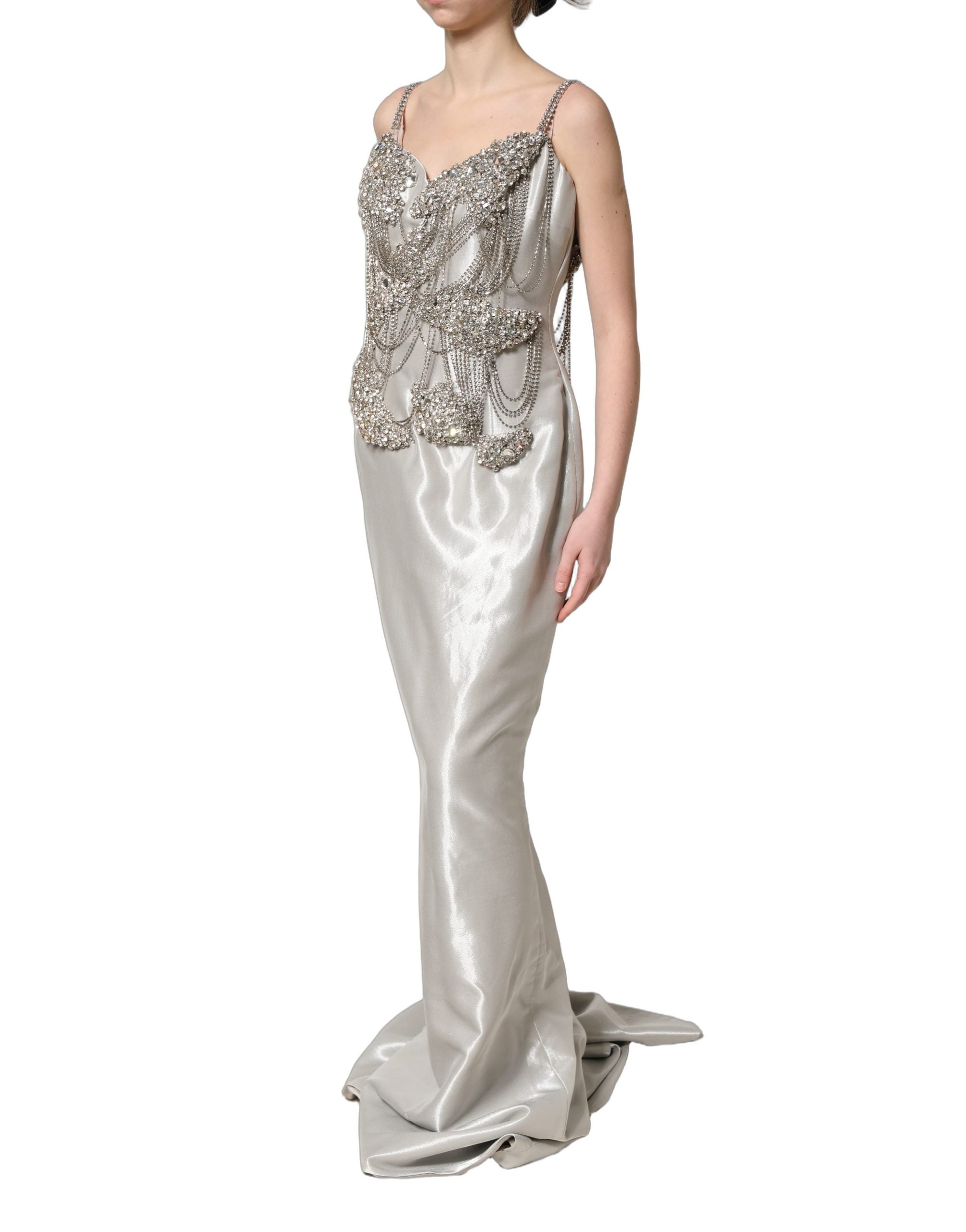 Robe de soirée Dolce & Gabbana en argent avec cristaux, élégante et ornée de détails scintillants.