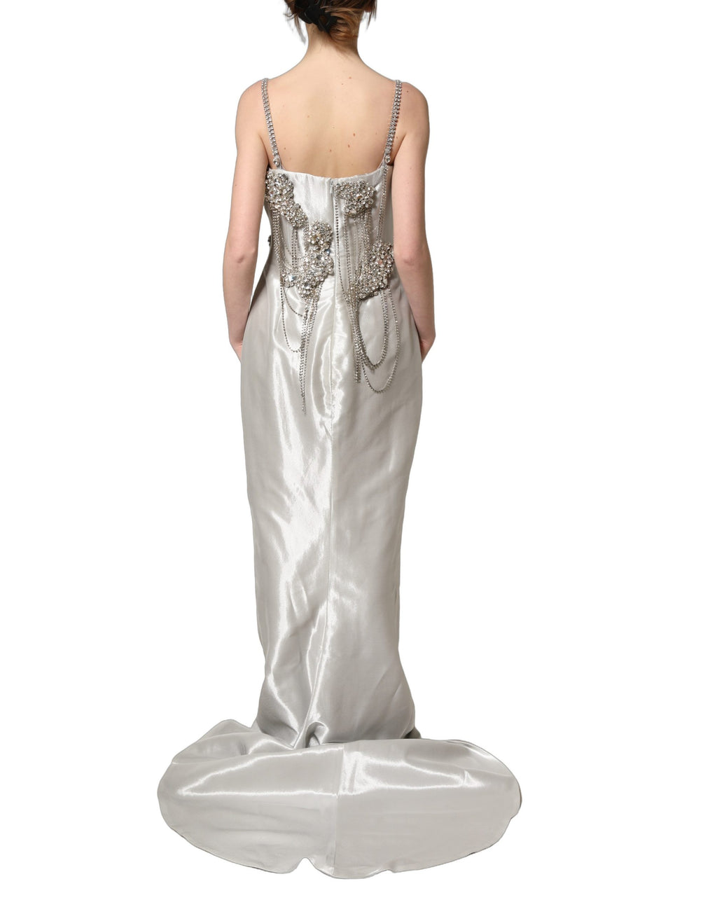 Robe de soirée Dolce & Gabbana ornée de cristaux argentés, élégante et sophistiquée, vue en gros plan.