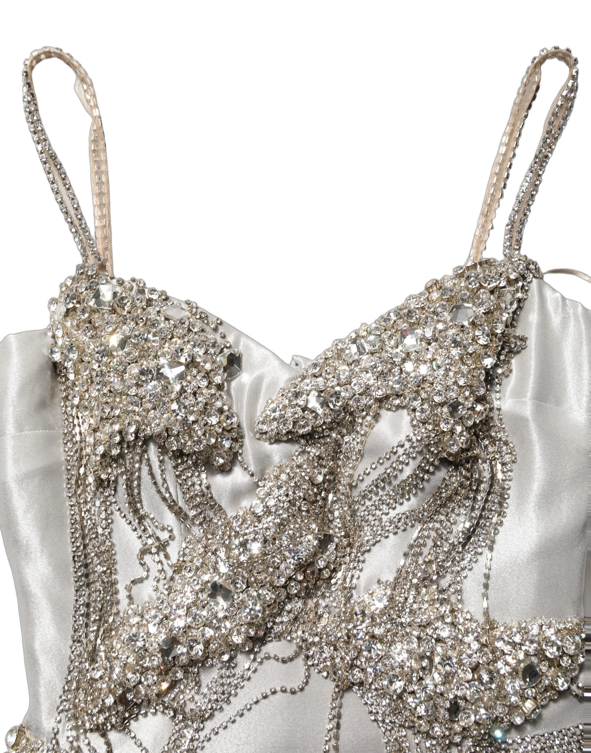 Robe de soirée Dolce & Gabbana en satin argenté ornée de cristaux brillants, élégante et sophistiquée.