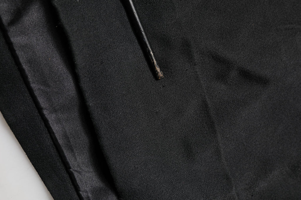 Robe de cocktail noire et argentée Dolce & Gabbana à une épaule, élégante et sophistiquée, en tissu brillant.