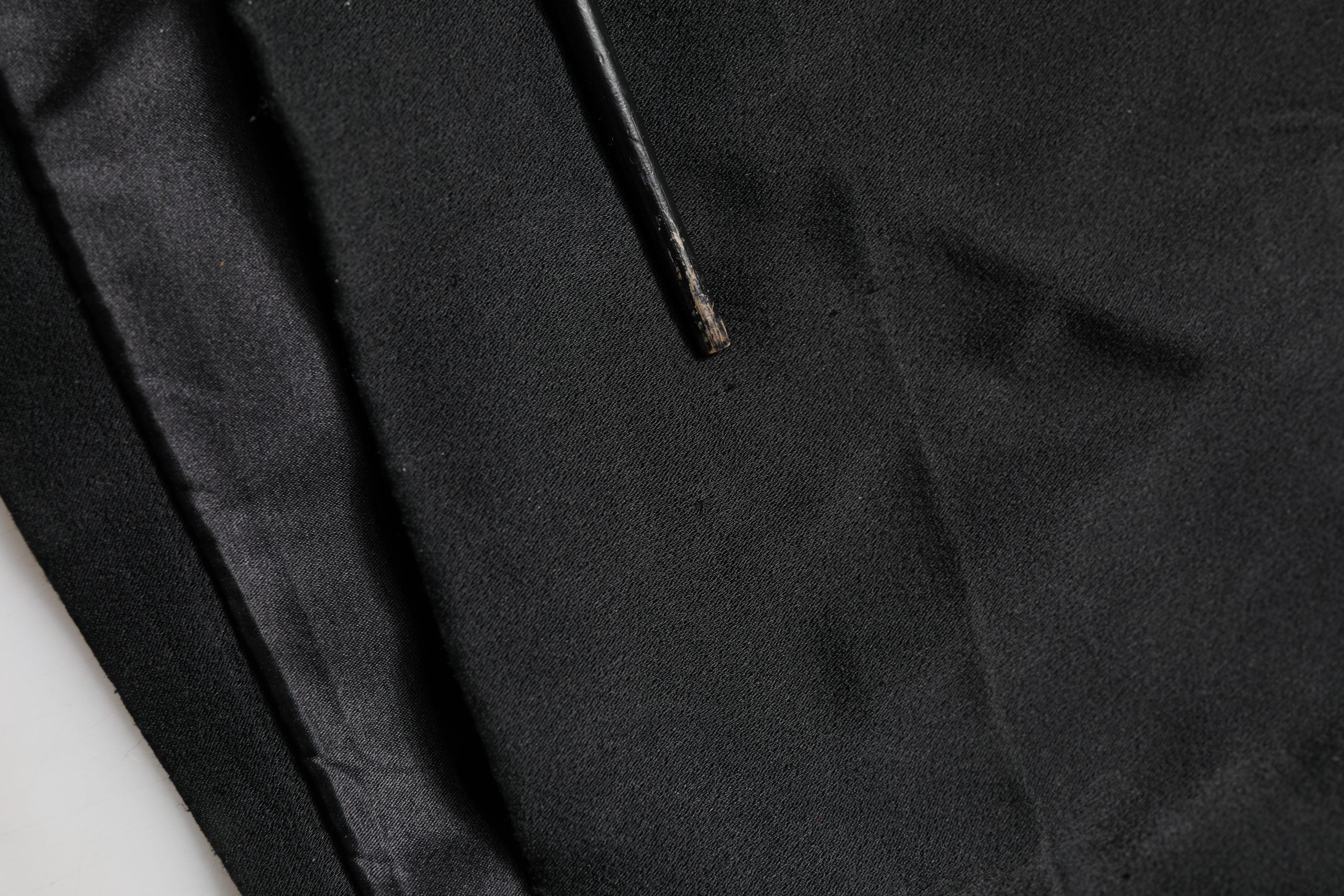 Robe de cocktail noire et argentée Dolce & Gabbana à une épaule, élégante et sophistiquée, en tissu brillant.