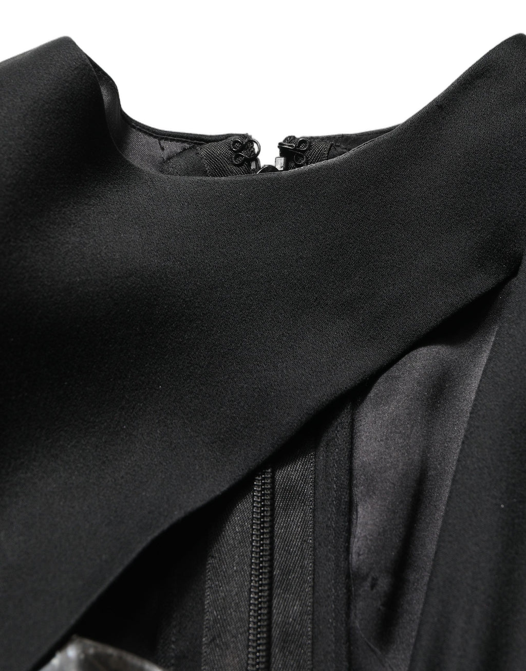 Robe de cocktail noire et argentée Dolce & Gabbana à une épaule, robe élégante et sophistiquée pour occasions formelles.