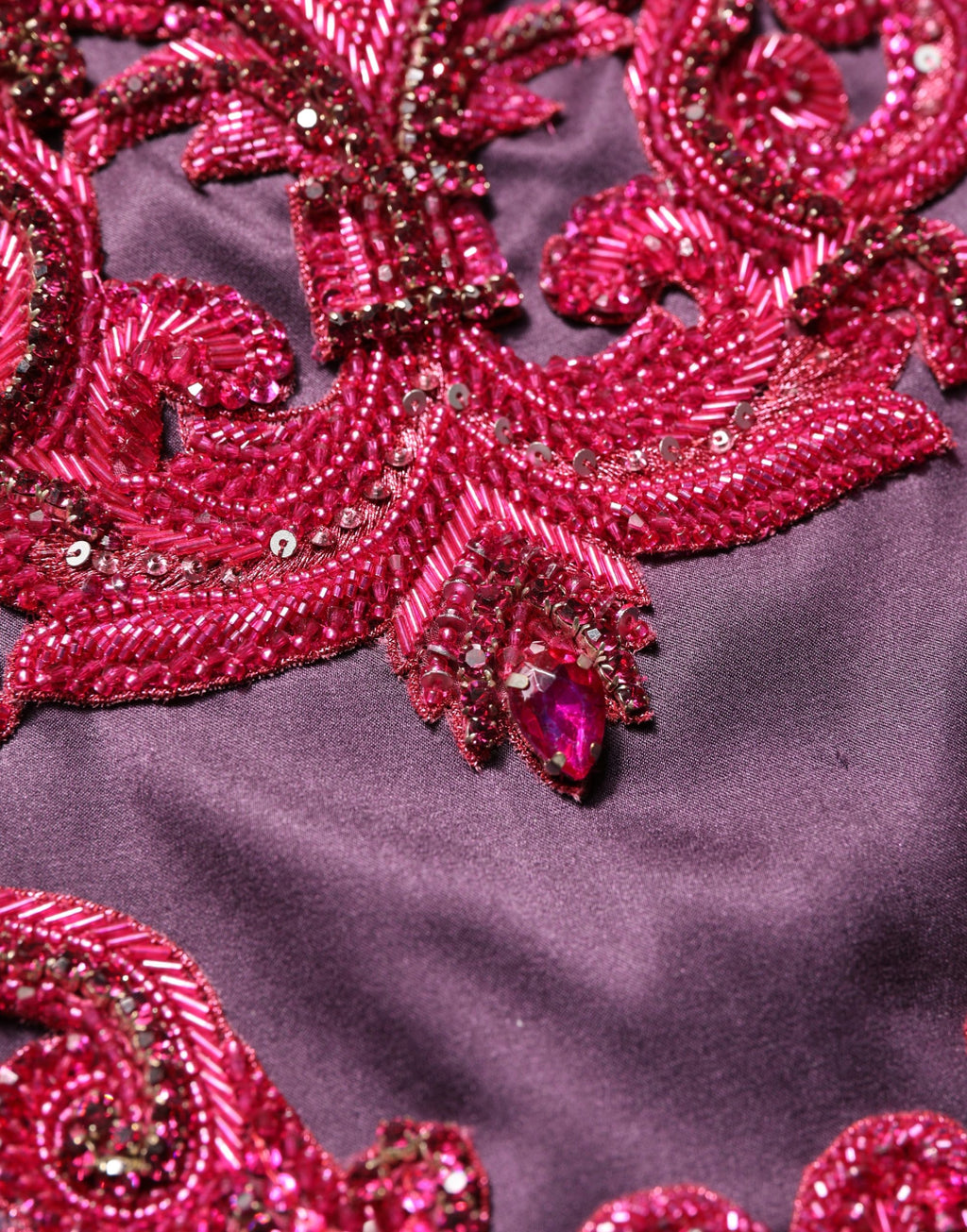 Robe de soirée longue en soie violette de Dolce & Gabbana avec cristaux, sans bretelles, élégante et fluide.