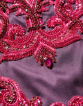 Robe de soirée longue en soie violette de Dolce & Gabbana avec cristaux, sans bretelles, élégante et fluide.