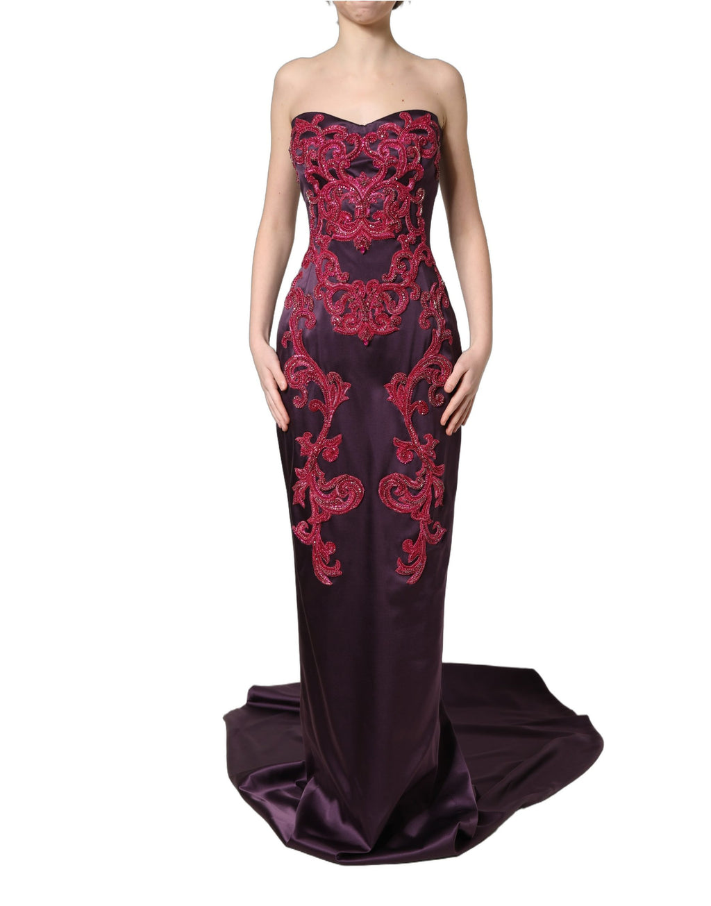 Robe de soirée Dolce & Gabbana en soie violette sans bretelles, longueur jusqu'au sol avec cristaux élégants.