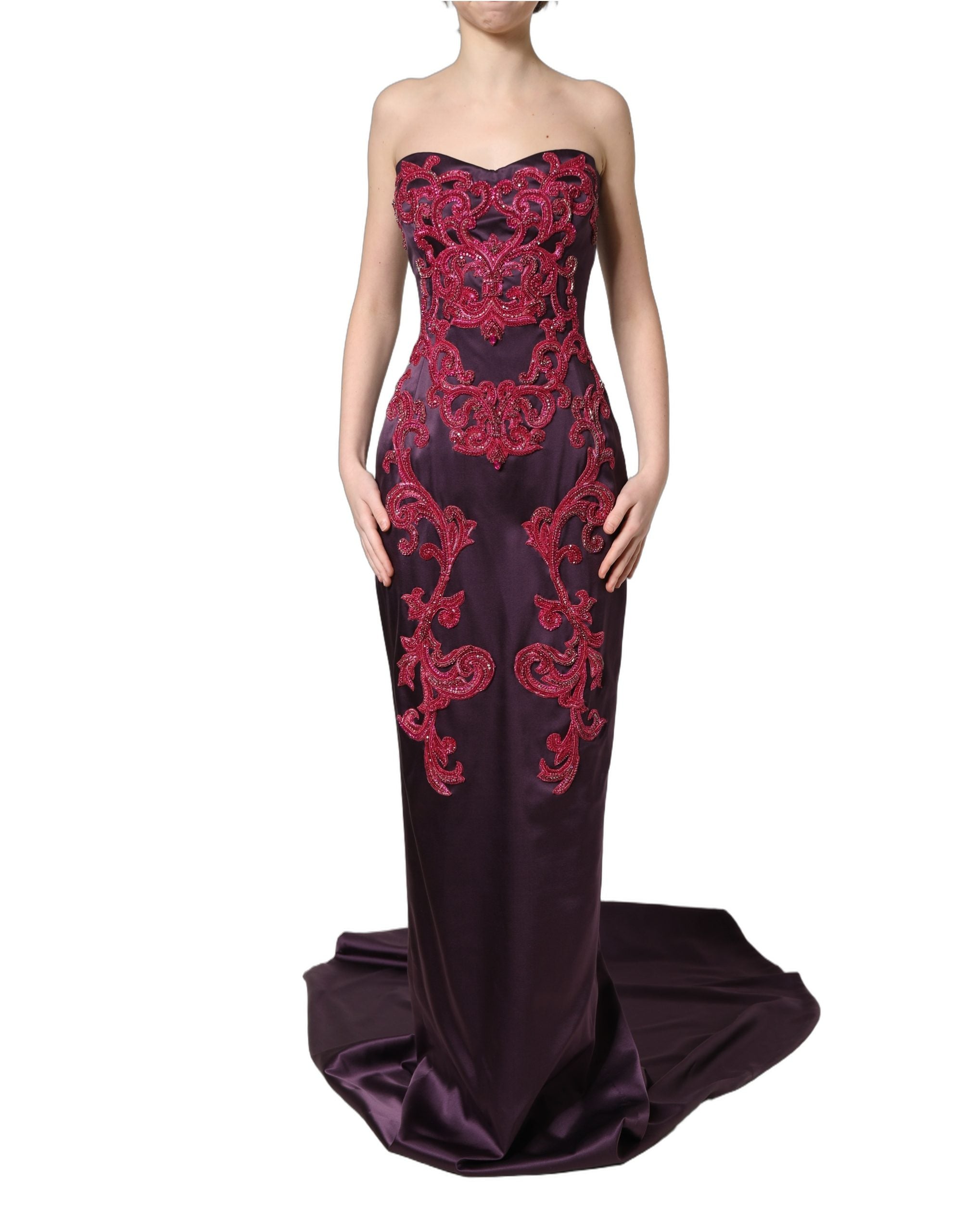 Robe de soirée longue en soie violette de Dolce & Gabbana avec cristaux, sans bretelles, élégante et fluide.