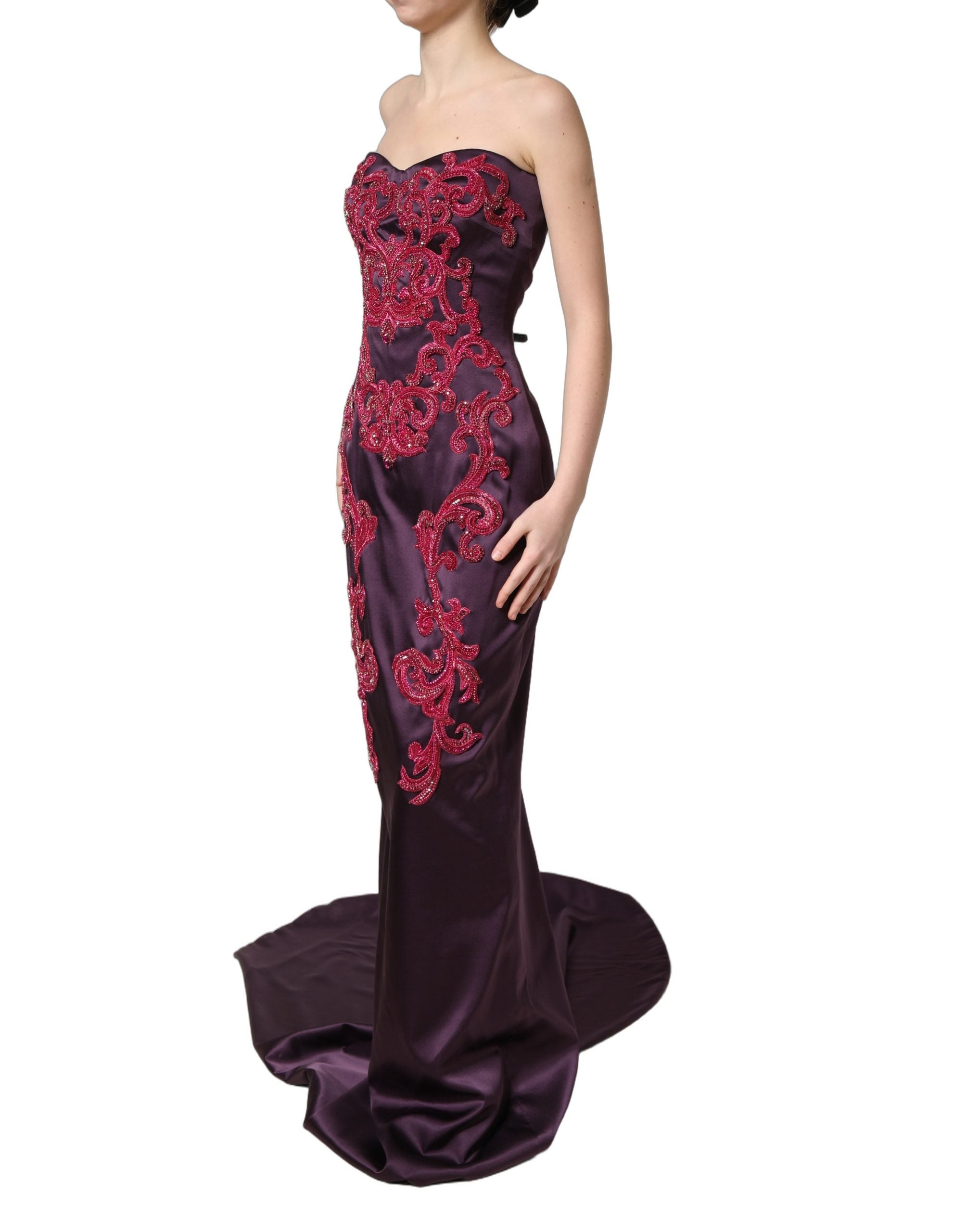 Robe de soirée longue en soie violette Dolce & Gabbana avec perles et ceinture à cristaux, sans bretelles.