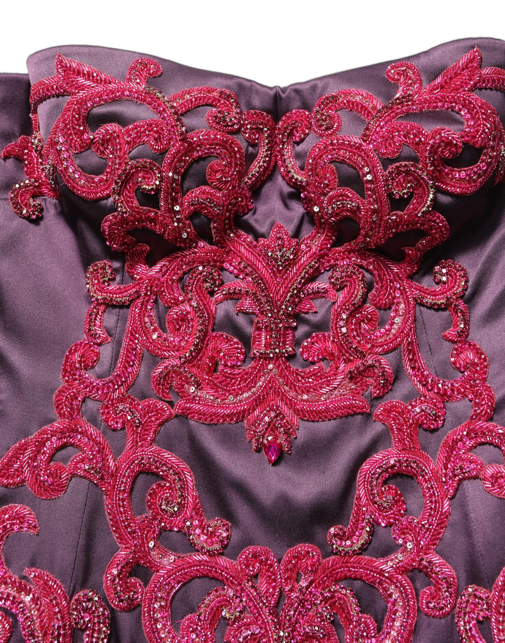 Robe de soirée en soie violette de Dolce & Gabbana, sans bretelles, longueur au sol avec cristaux scintillants.