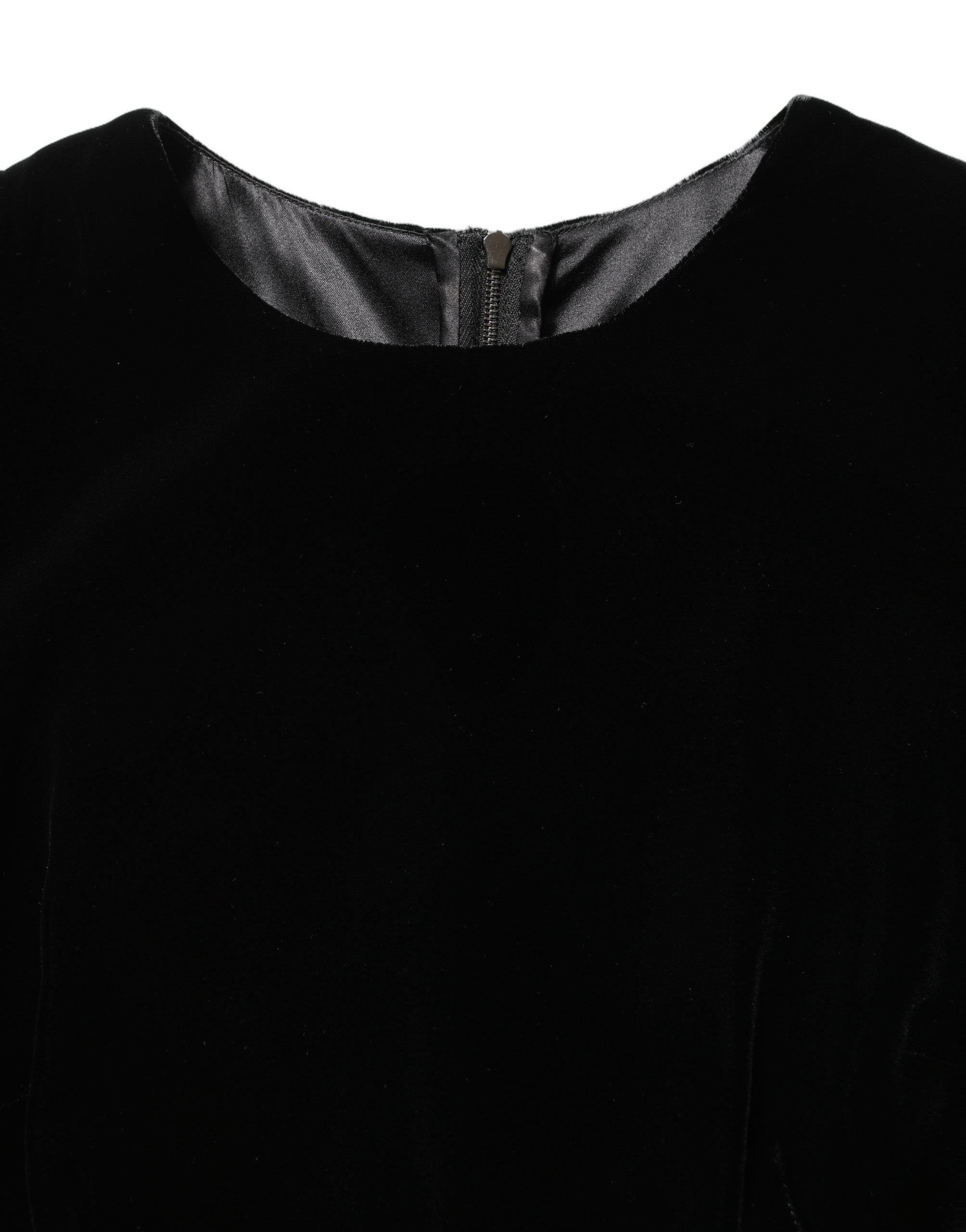 Robe longue en viscose et velours noir de Dolce & Gabbana, silhouette élégante et tissu luxueux visible sur l'image.