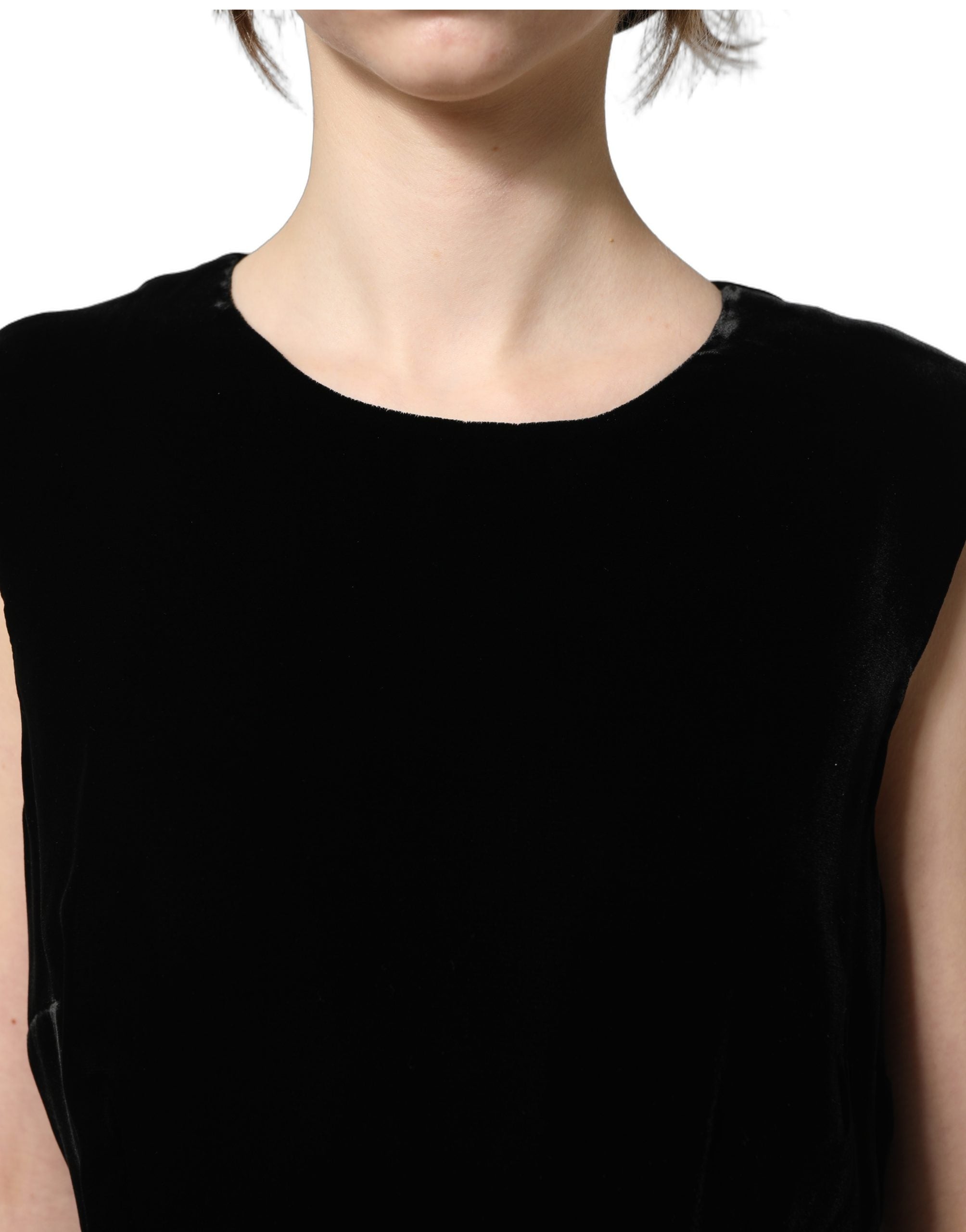 Robe longue en velours de viscose noire de Dolce & Gabbana, élégante et fluide, portée par une femme.