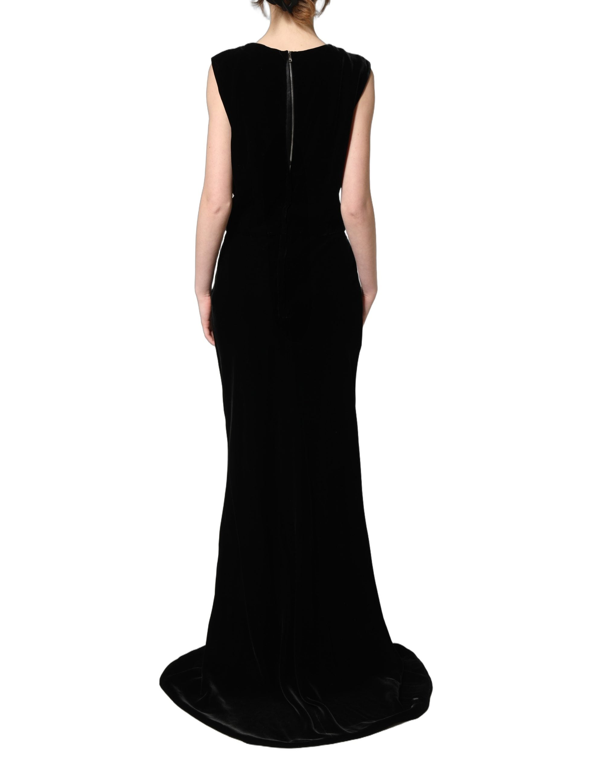 Robe longue en viscose et velours noir de Dolce & Gabbana, élégante et fluide, portée sur un mannequin.