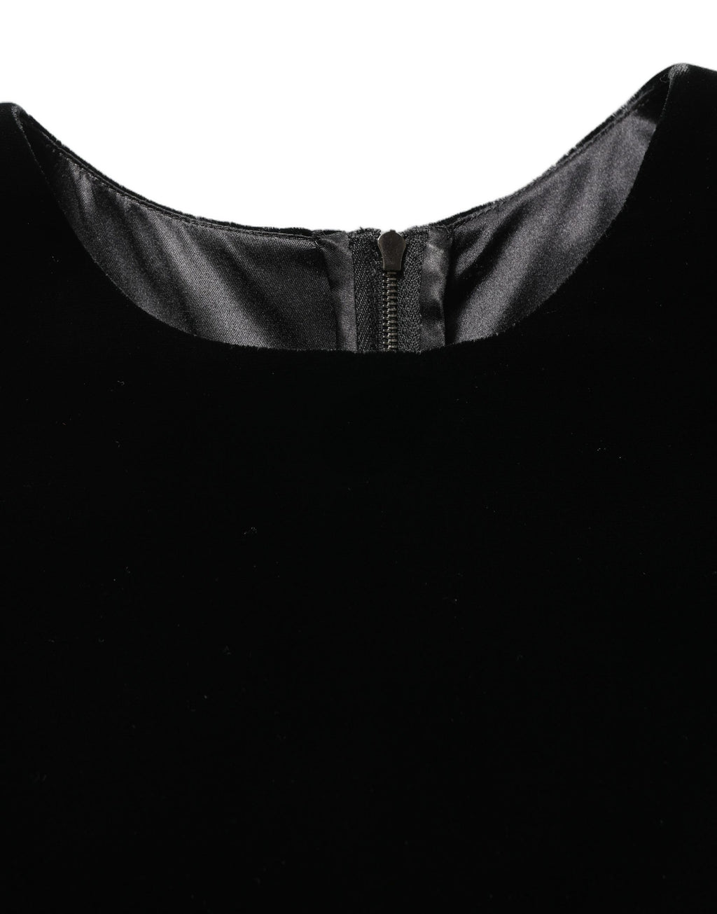Robe longue noire en viscose et velours de Dolce & Gabbana, silhouette élégante et sophistiquée, portée dans une image.