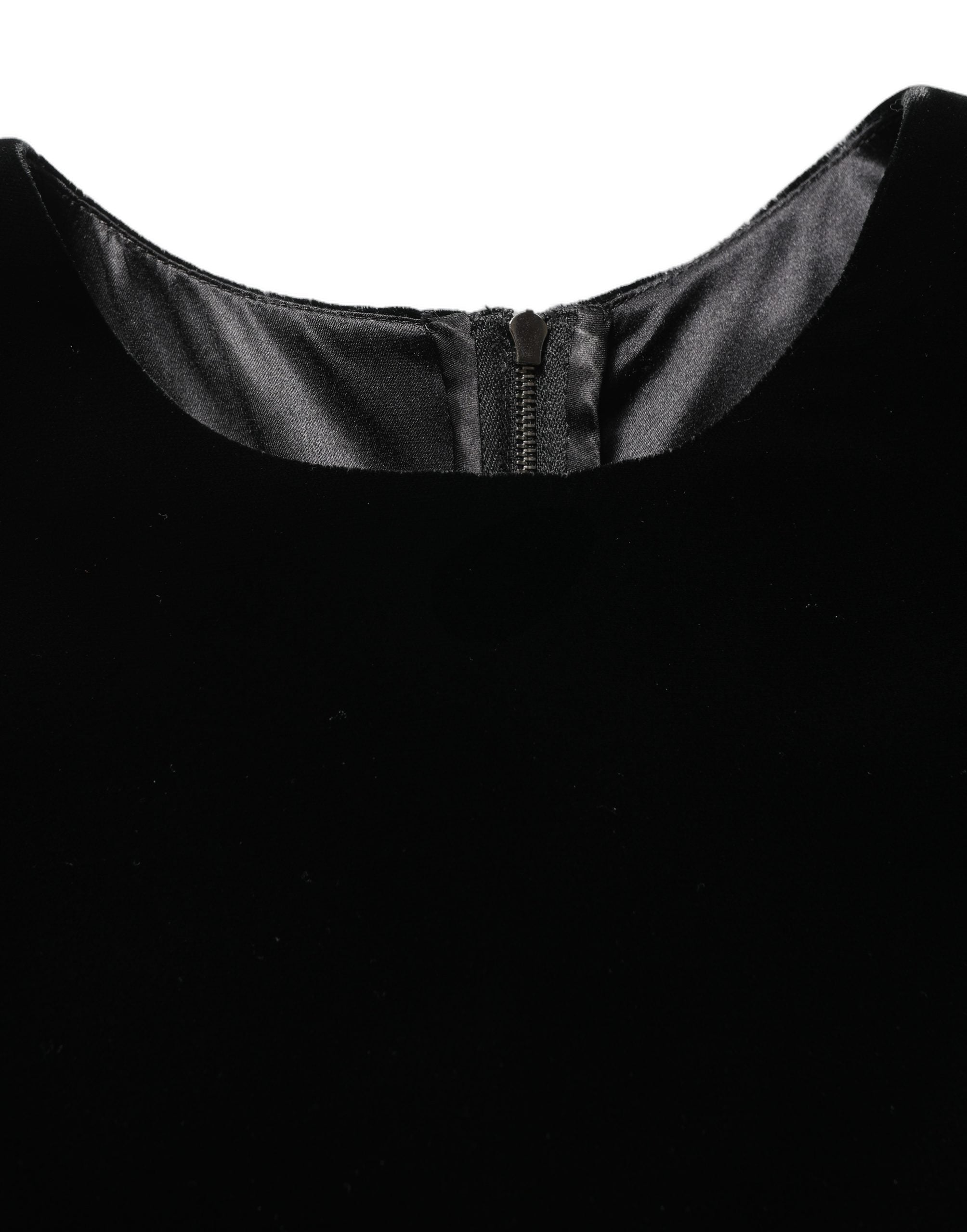 Robe longue noire en viscose et velours de Dolce & Gabbana, silhouette élégante et sophistiquée, portée dans une image.