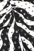 Robe Dolce & Gabbana noire et blanche à motif zèbre avec cristaux ornant le tissu, élégante et sophistiquée.