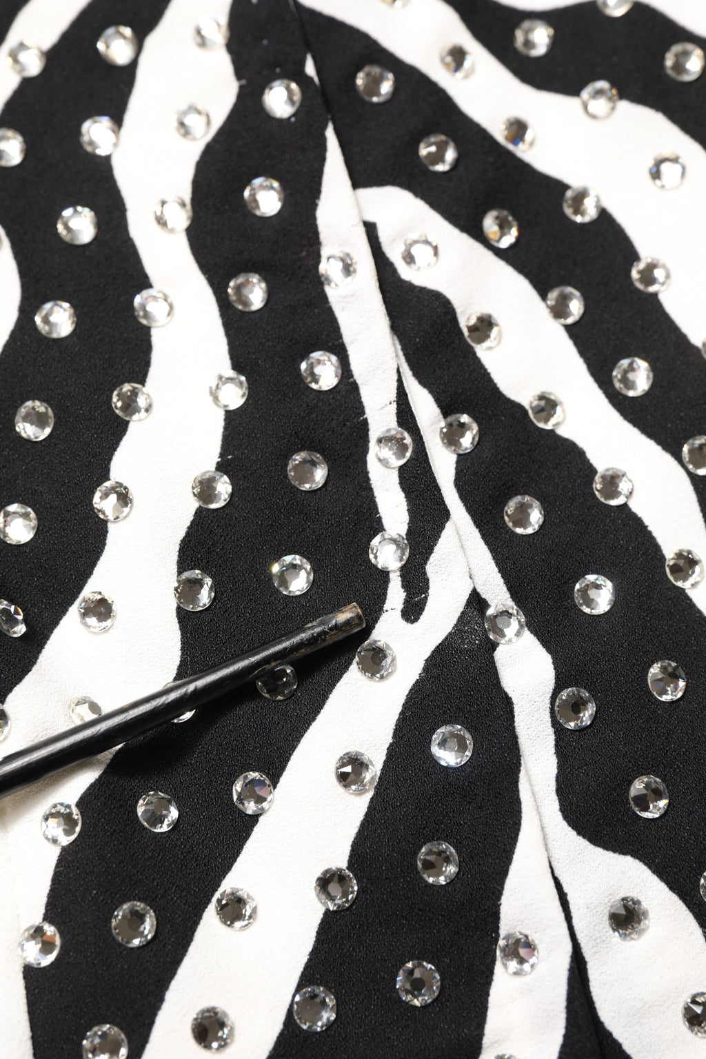Robe Dolce & Gabbana noire et blanche avec motif zèbre et embellissements en cristaux, élégante et sophistiquée.