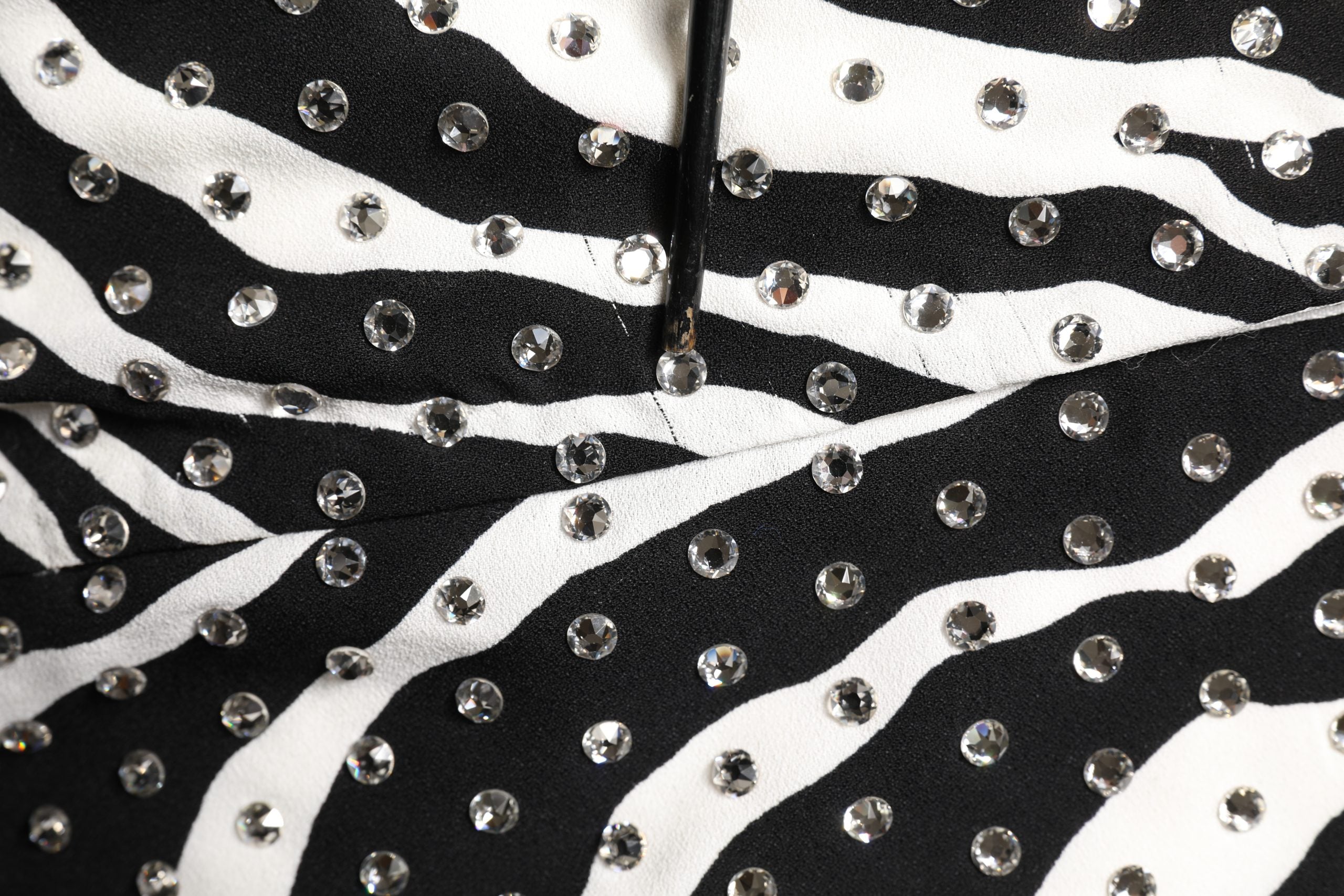 Robe noire et blanche à rayures zèbre de Dolce & Gabbana, ornée de cristaux brillants, pour un look élégant et sophistiqué.