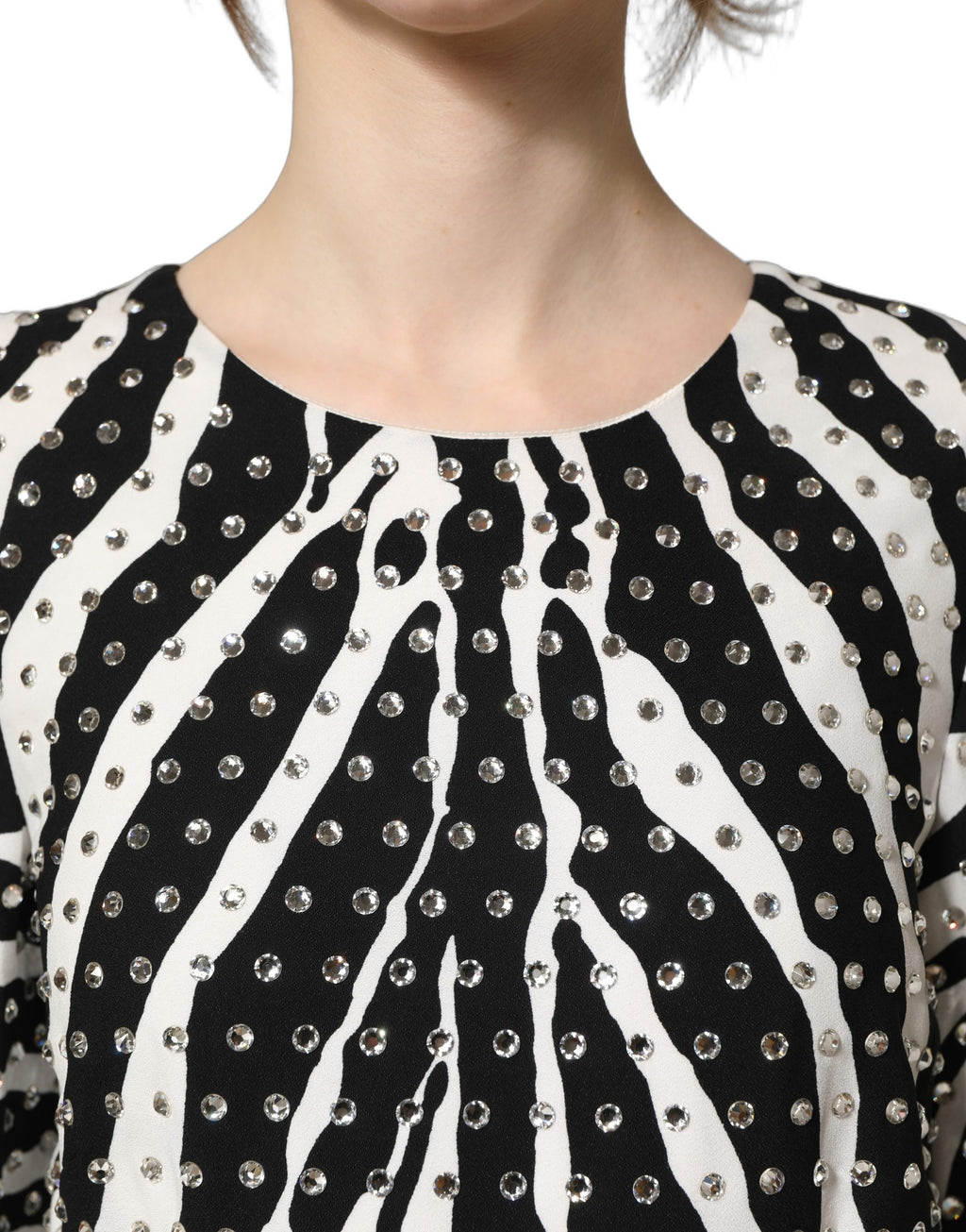 Robe Dolce & Gabbana noire et blanche à motif zèbre avec cristaux embellis, élégante et sophistiquée, vue de face.