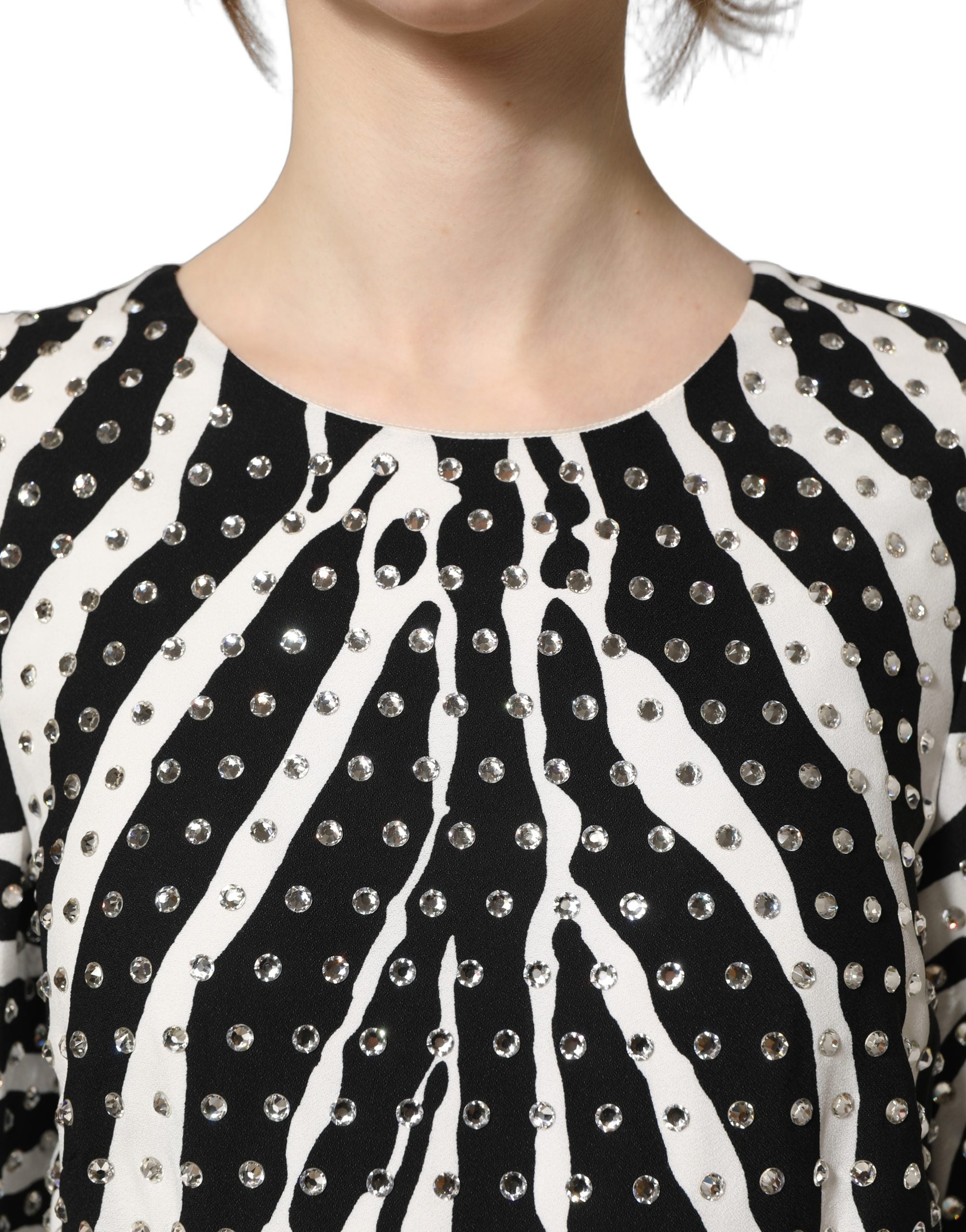 Robe Dolce & Gabbana noire et blanche à motif zèbre avec cristaux embellis, élégante et sophistiquée, vue de face.