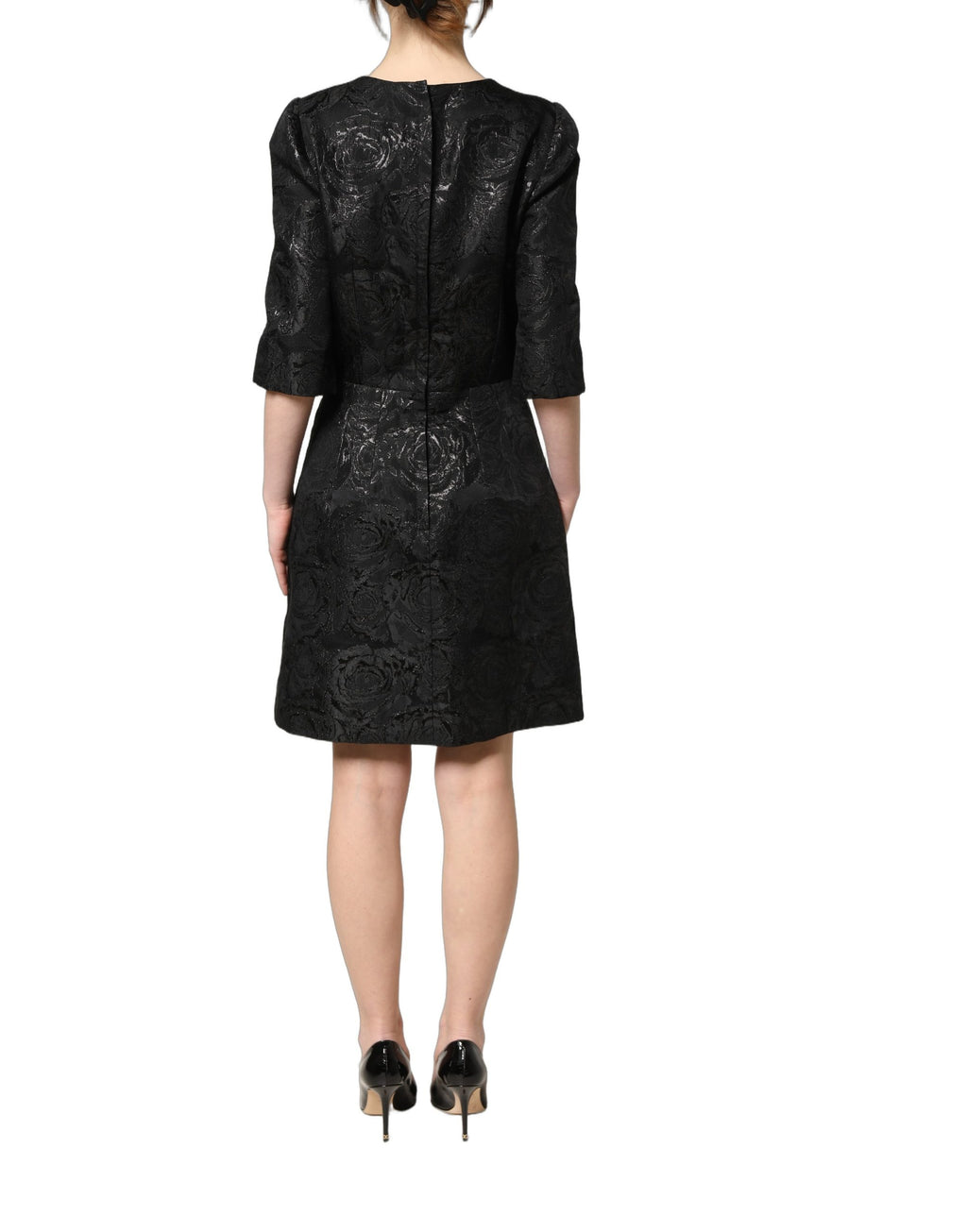 Robe Dolce & Gabbana noire à fleurs en jacquard, coupe évasée et style A-line, visible sur l'image.