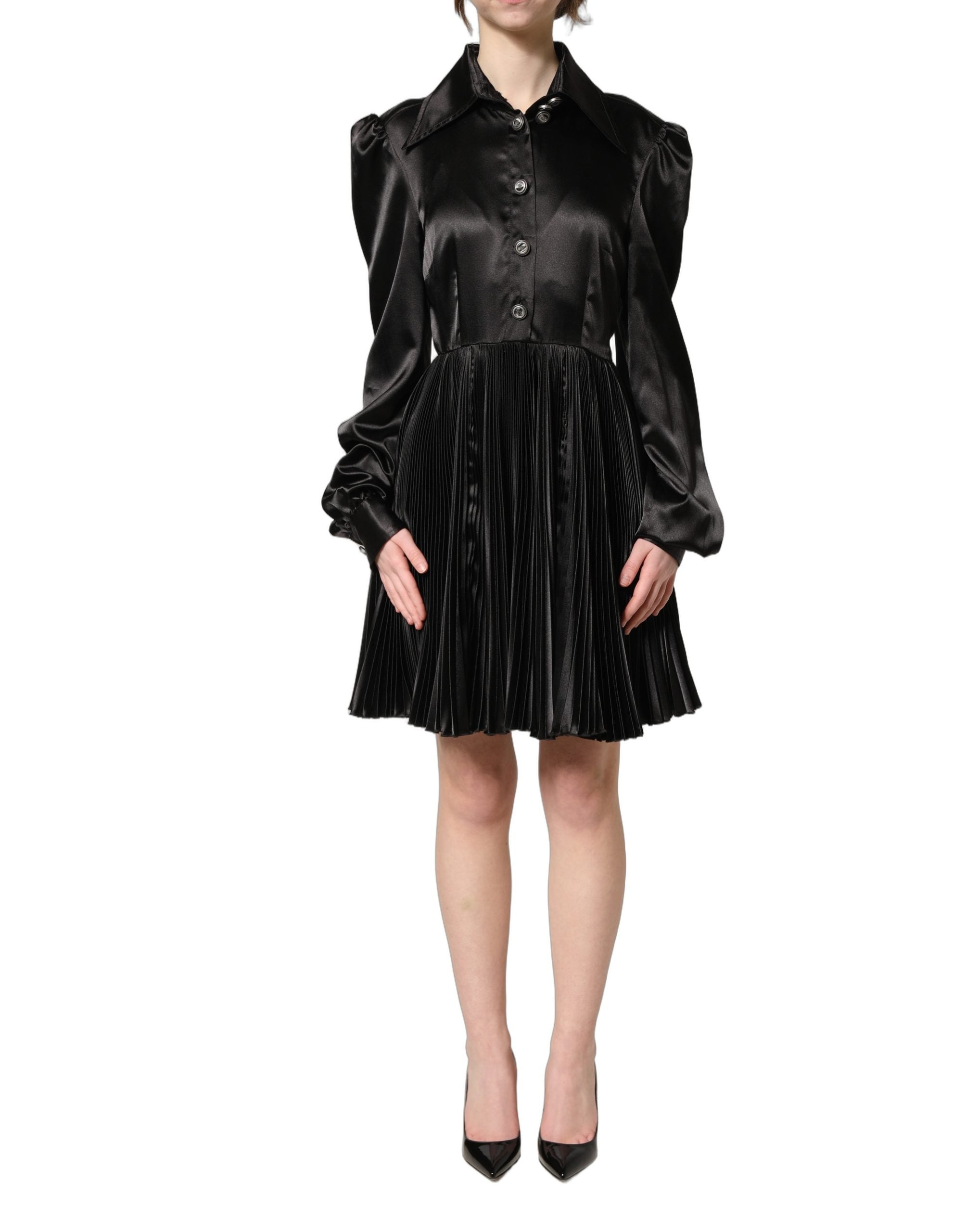 Robe longue en satin noir Dolce & Gabbana avec manches bouffantes plissées et coupe élégante.