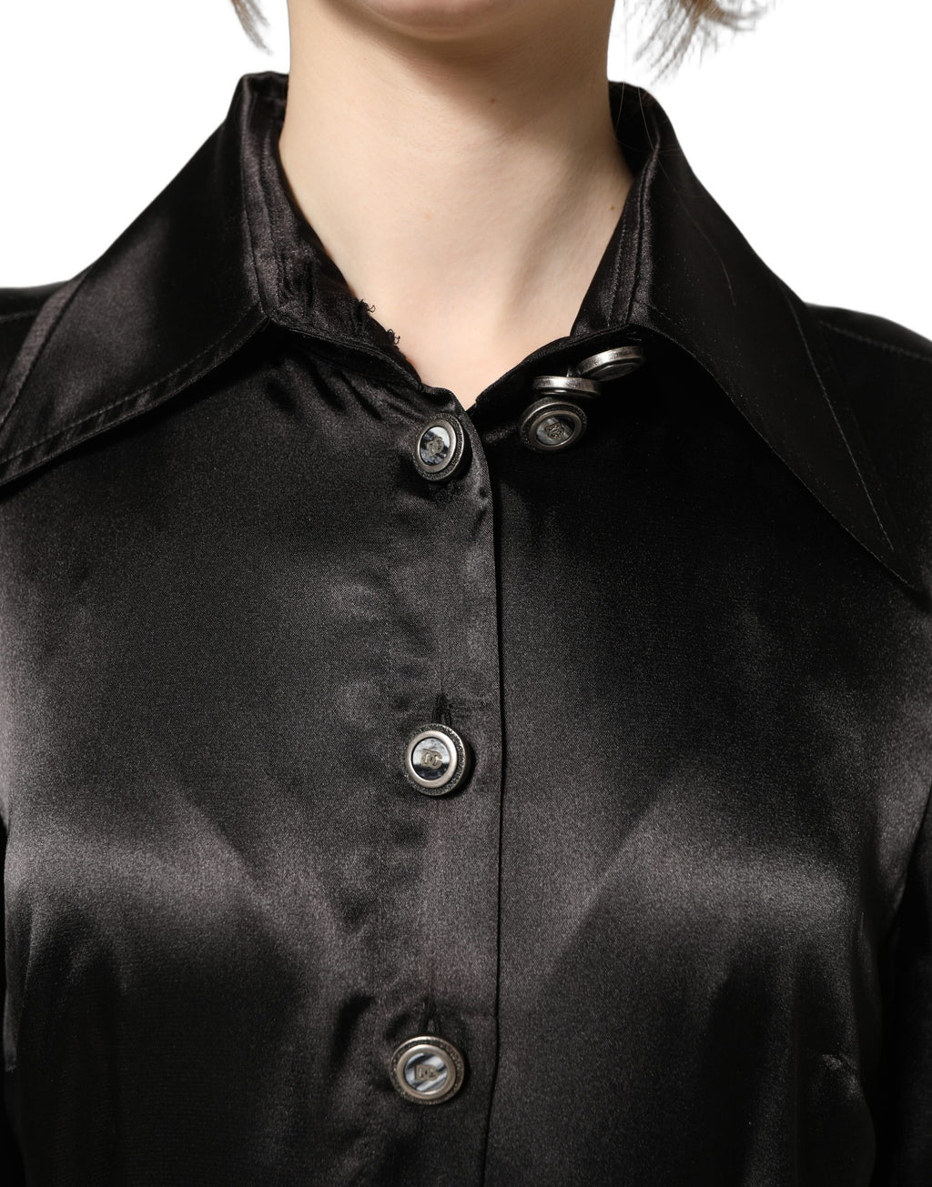Robe longue en satin noir avec manches bouffantes et plissée de la marque Dolce & Gabbana, vue de face.