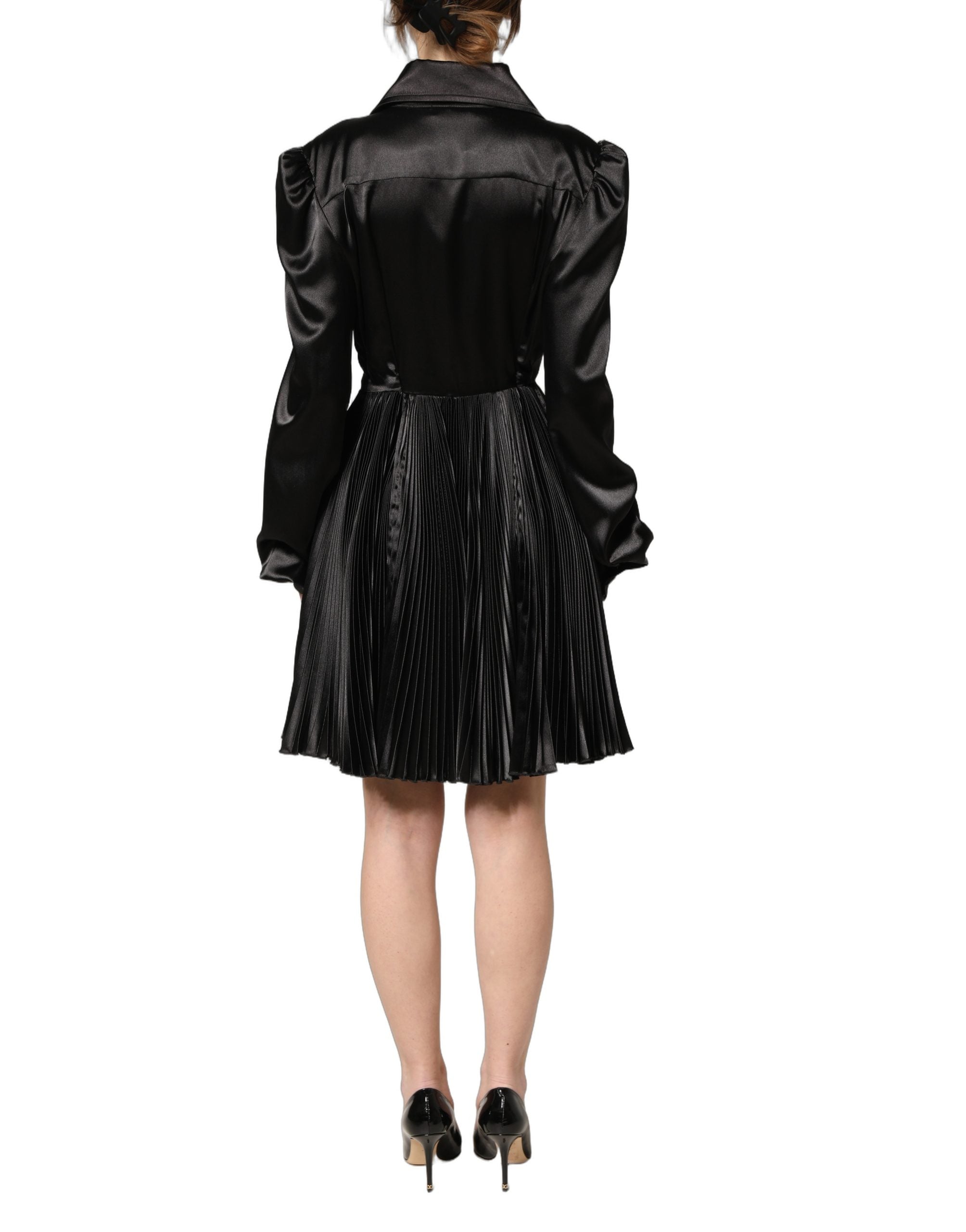 Robe longue en satin noir de Dolce & Gabbana avec manches bouffantes longues et plis élégants.