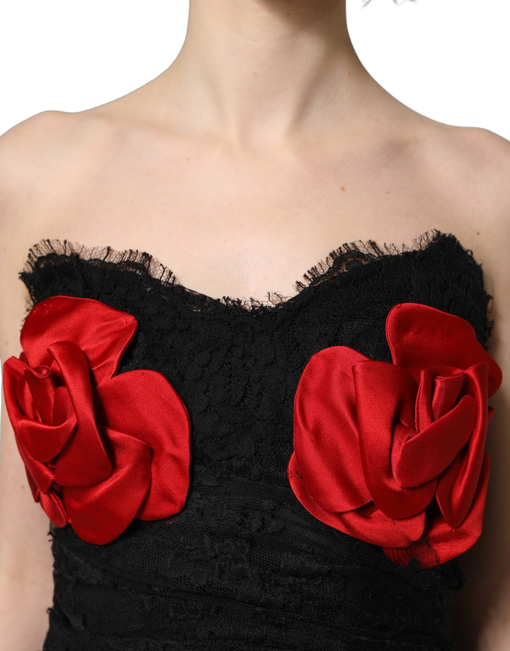Robe midi noire sans bretelles Dolce & Gabbana avec sequins rouges en forme de roses, élégante et sophistiquée.