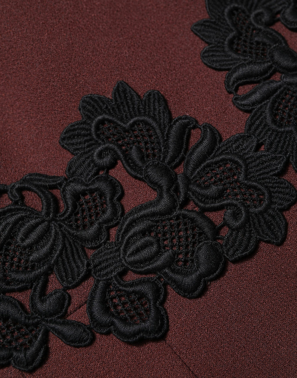 Robe sans manches en dentelle bordeaux de Dolce & Gabbana, longueur genou, élégante et sophistiquée.