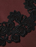 Robe sans manches en dentelle bordeaux de Dolce & Gabbana, longueur genou, élégante et sophistiquée.