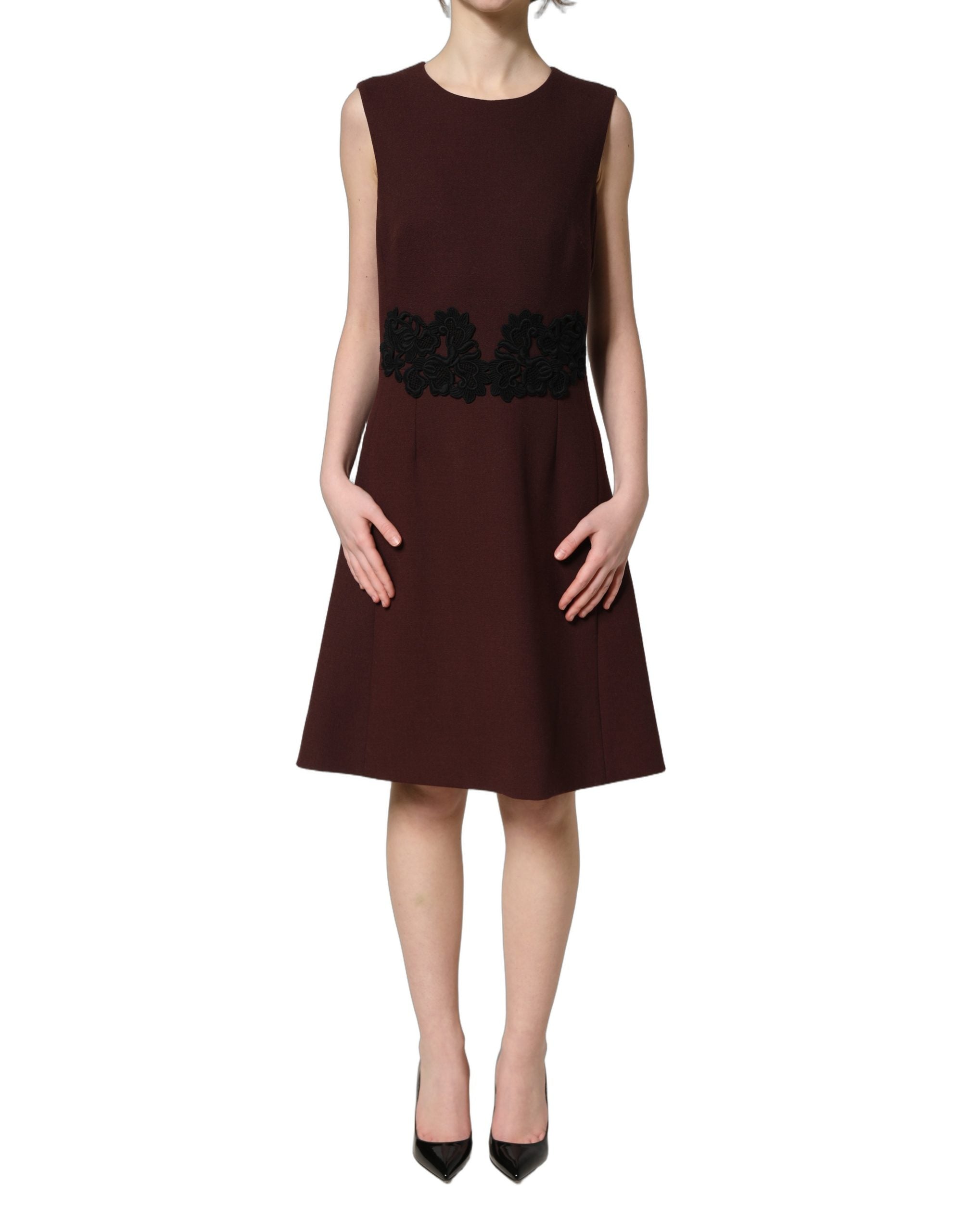 Robe sans manches en dentelle bordeaux de Dolce & Gabbana, longueur genou, style élégant et sophistiqué.