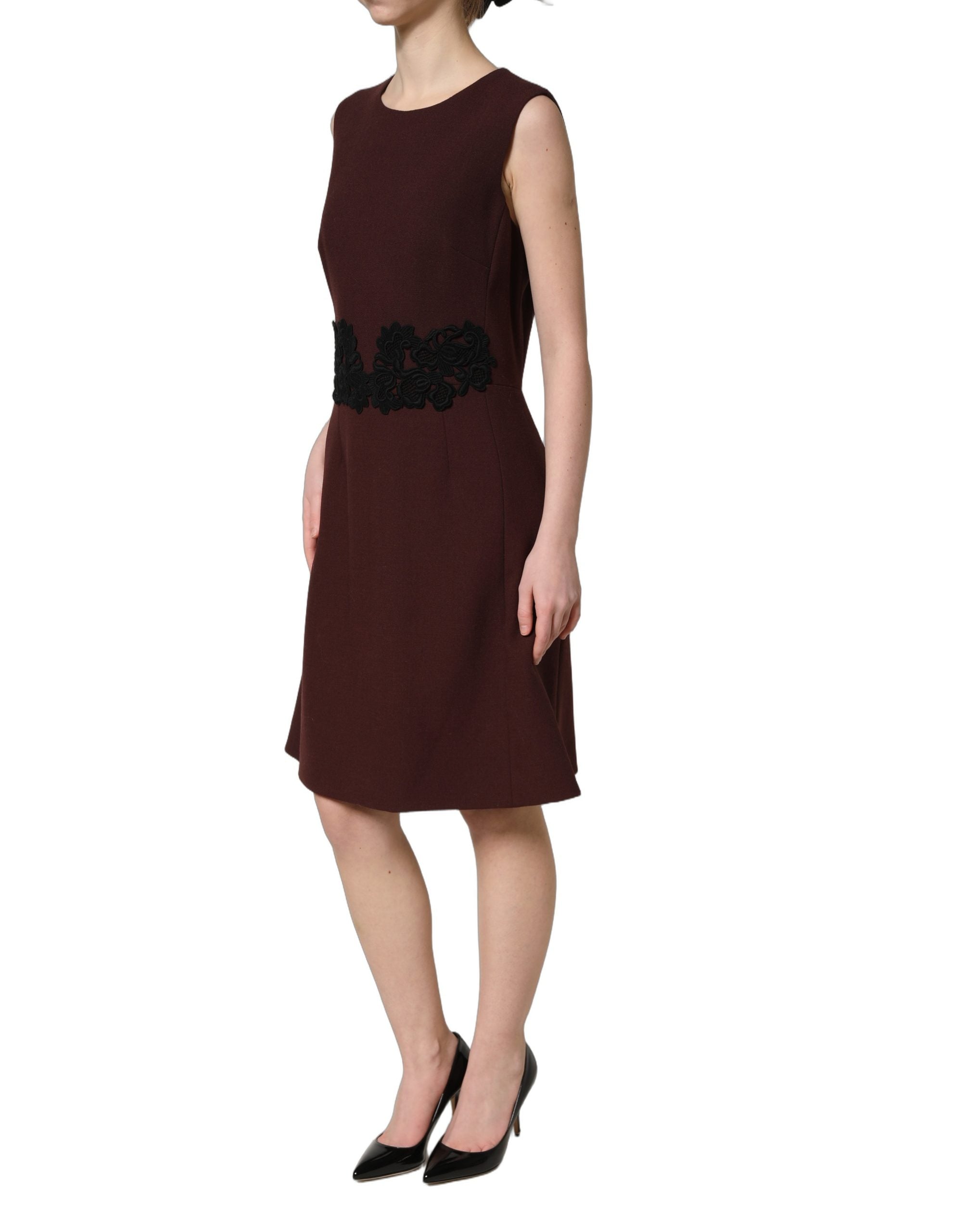 Robe sans manches en dentelle bordeaux de Dolce & Gabbana, longueur au genou, élégante et sophistiquée.