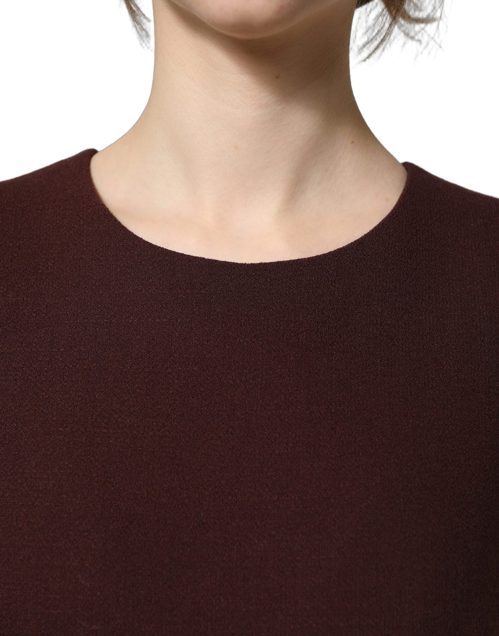 Robe sans manches en dentelle marron bivoie de longueur genou de la marque Dolce & Gabbana, détail élégant et sophistiqué.