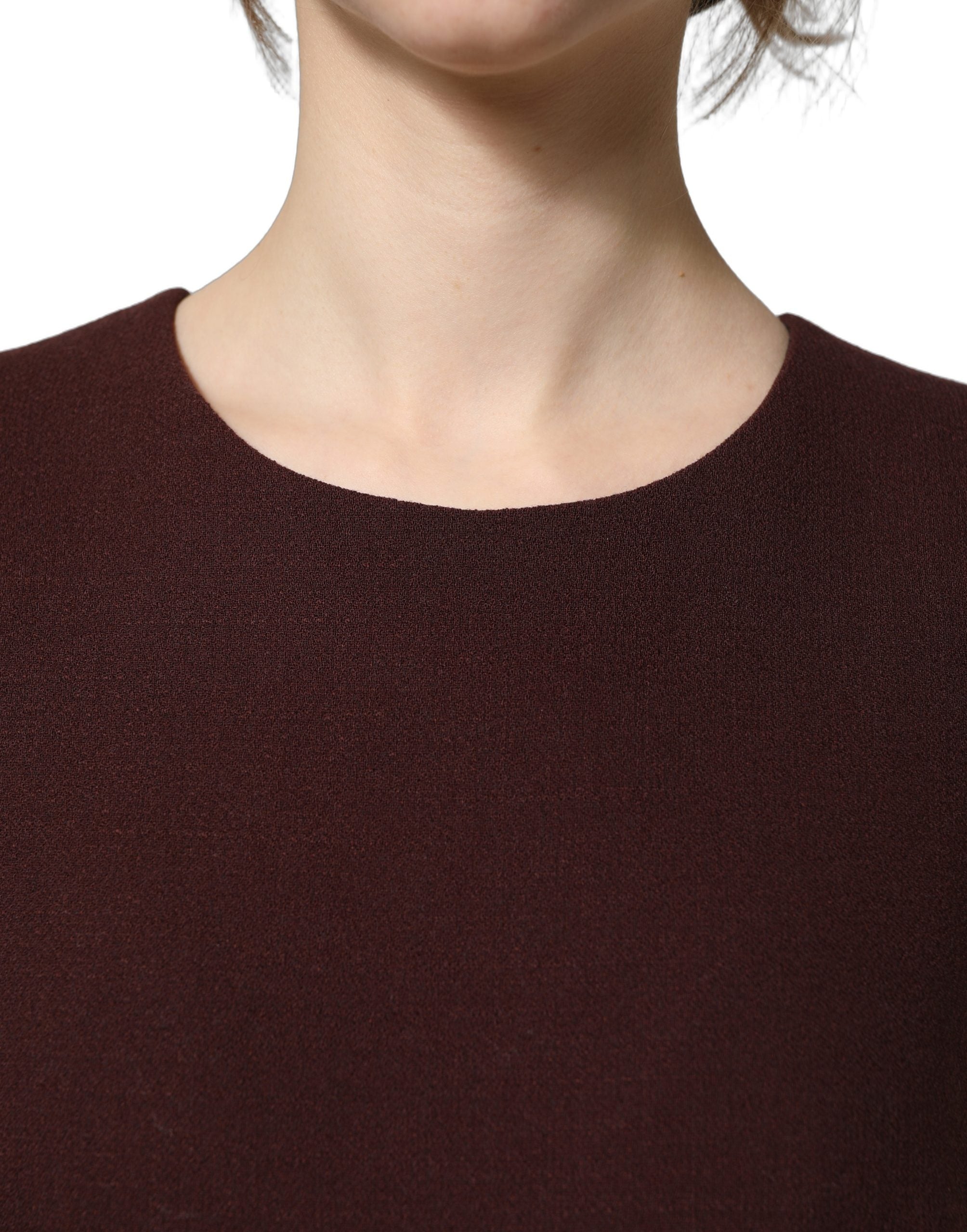 Robe sans manches en dentelle marron bivoie de longueur genou de la marque Dolce & Gabbana, détail élégant et sophistiqué.