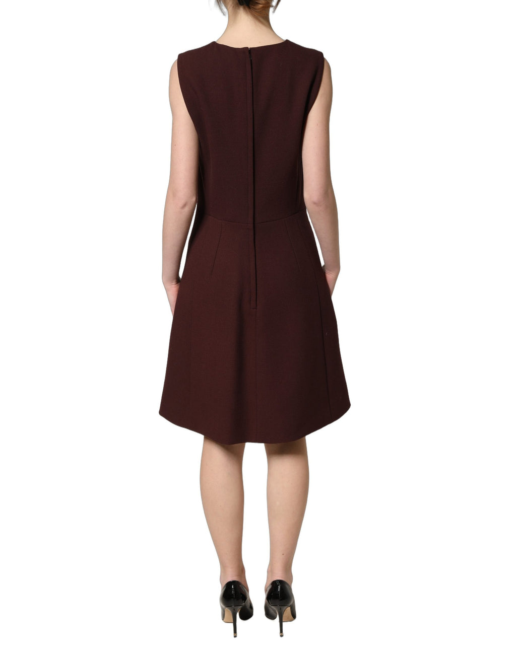 Robe sans manches en dentelle bordeaux Dolce & Gabbana, longueur genou, élégante et sophistiquée, pour femme.