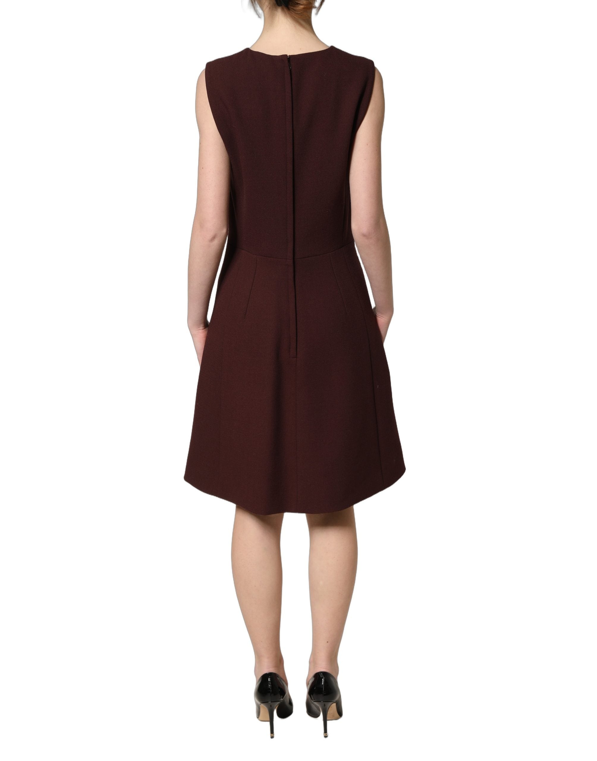 Robe sans manches en dentelle bordeaux Dolce & Gabbana, longueur genou, élégante et sophistiquée, pour femme.