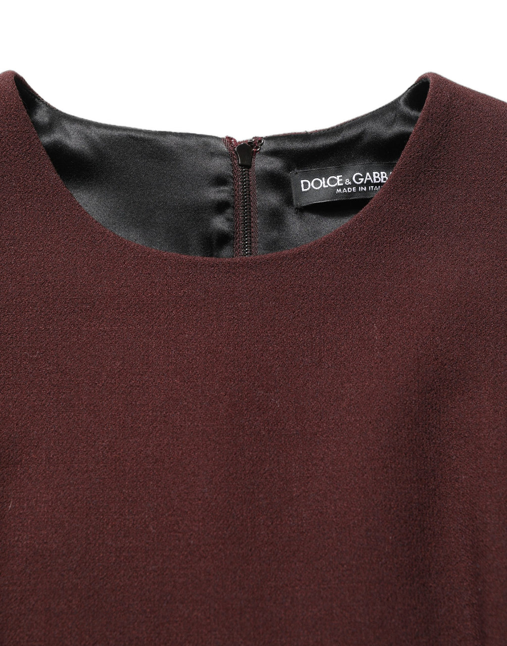 Robe sans manches en dentelle bordeaux de Dolce & Gabbana, longueur genou, élégante et raffinée.