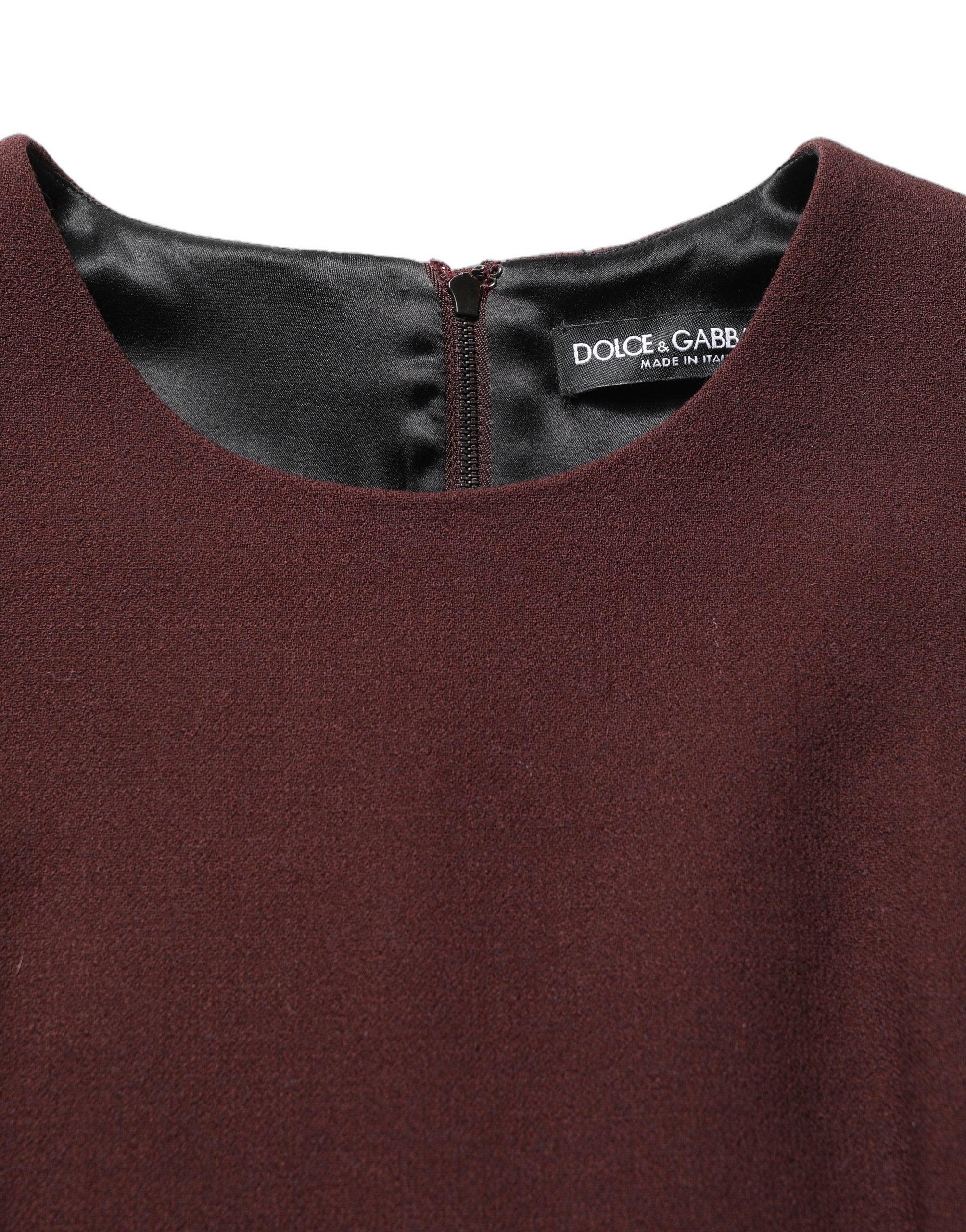 Robe sans manches en dentelle bordeaux de Dolce & Gabbana, longueur genou, élégante et raffinée.