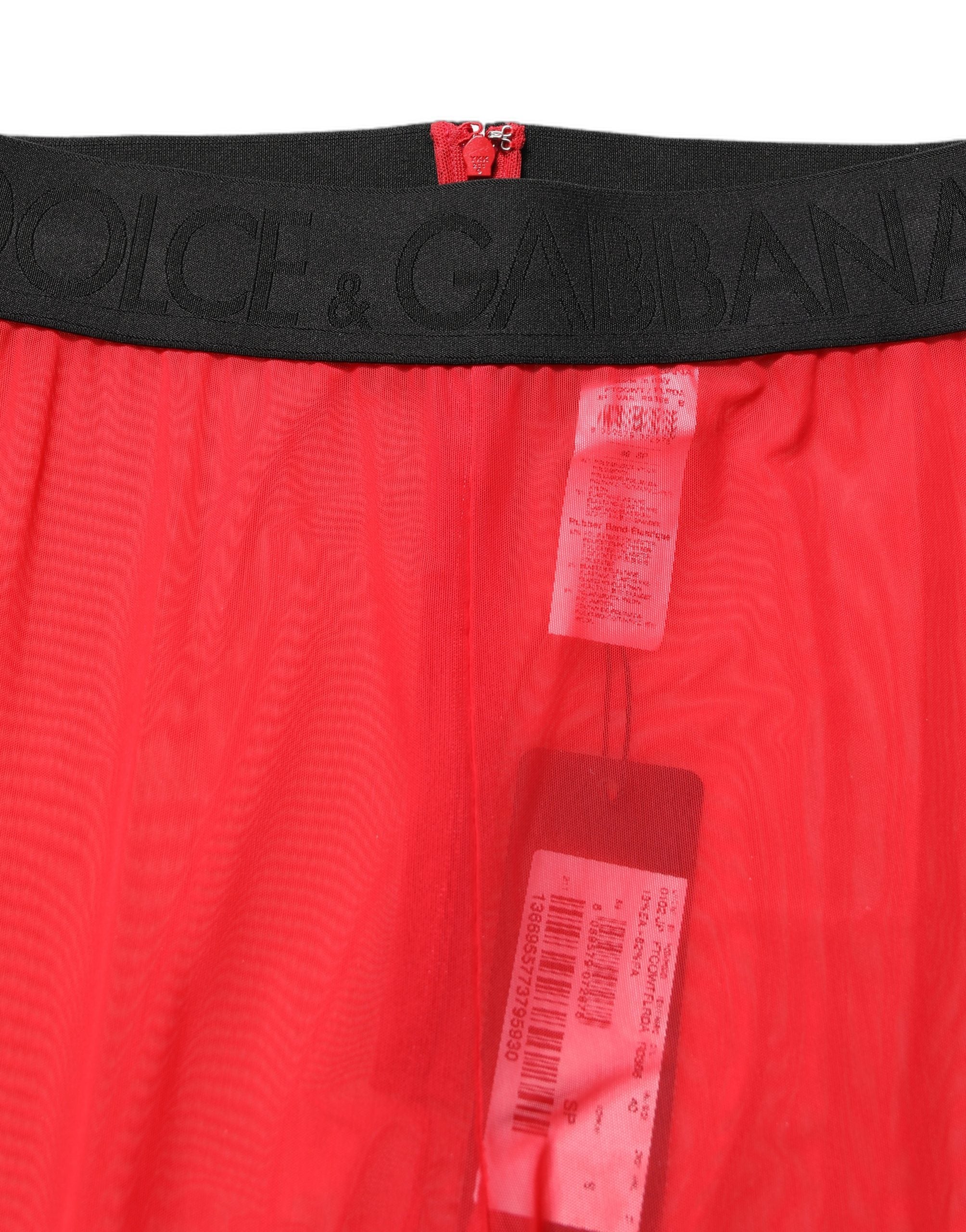 Pantalon slim en nylon rouge Dolce & Gabbana, style stretch et ajusté, avec une coupe élégante et moderne.