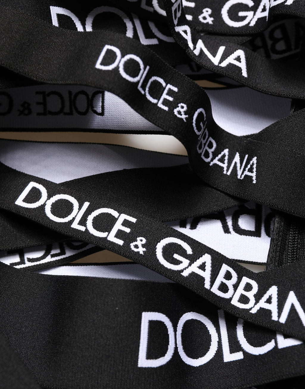 Pantalon skinny taille haute noir Dolce & Gabbana avec logo et découpes, style moderne et élégant.