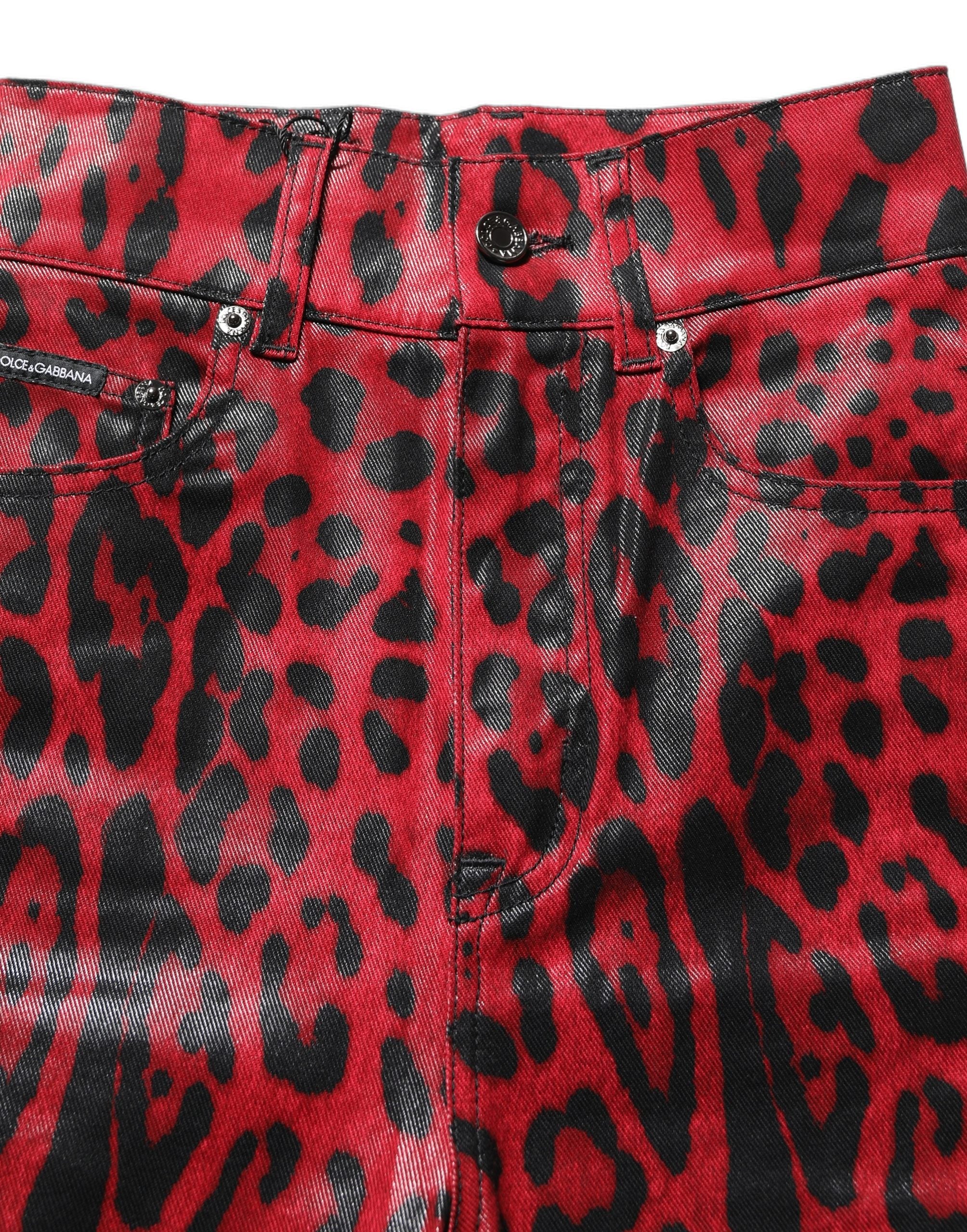 Jeans skinny en denim rouge à imprimé léopard Dolce & Gabbana, taille haute, coupe ajustée, visible en gros plan.
