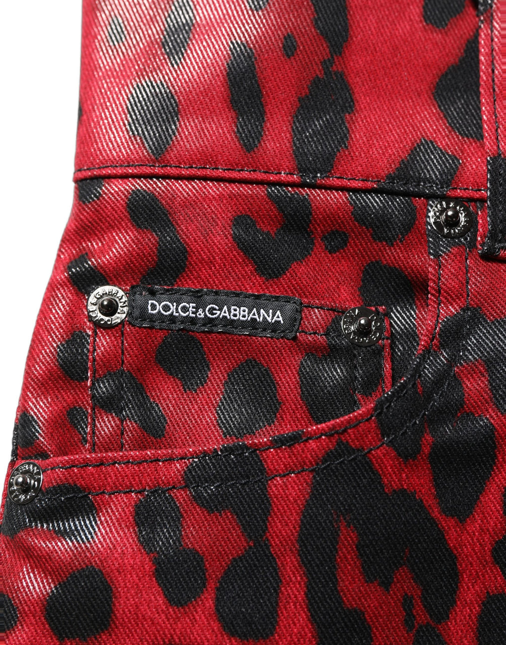 Jeans skinny en denim rouge à motifs léopard Dolce & Gabbana, taille haute, coupe ajustée et style tendance.