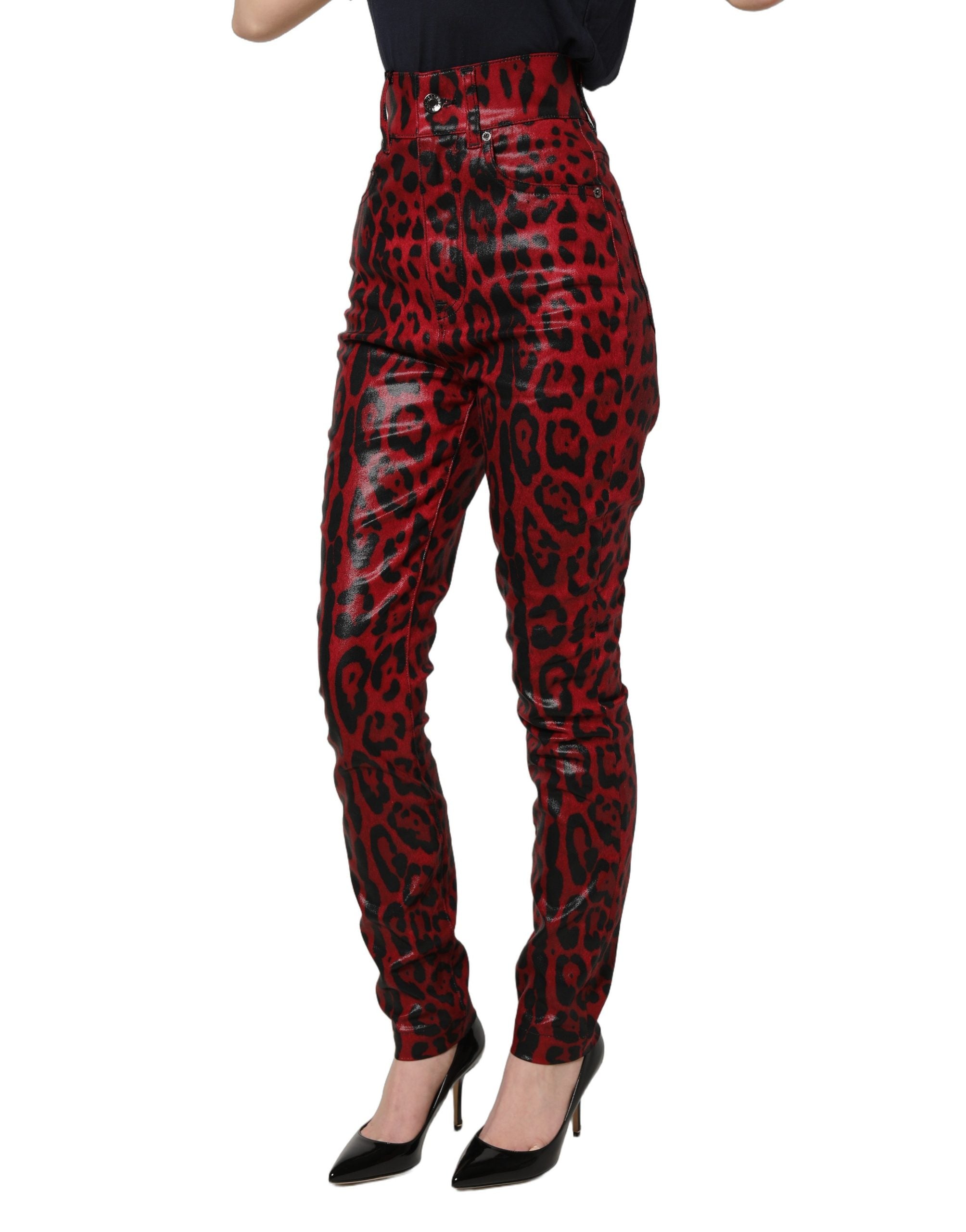 Jeans en denim rouge à imprimé léopard, coupe skinny taille haute, de la marque Dolce & Gabbana, vue sur l'image.