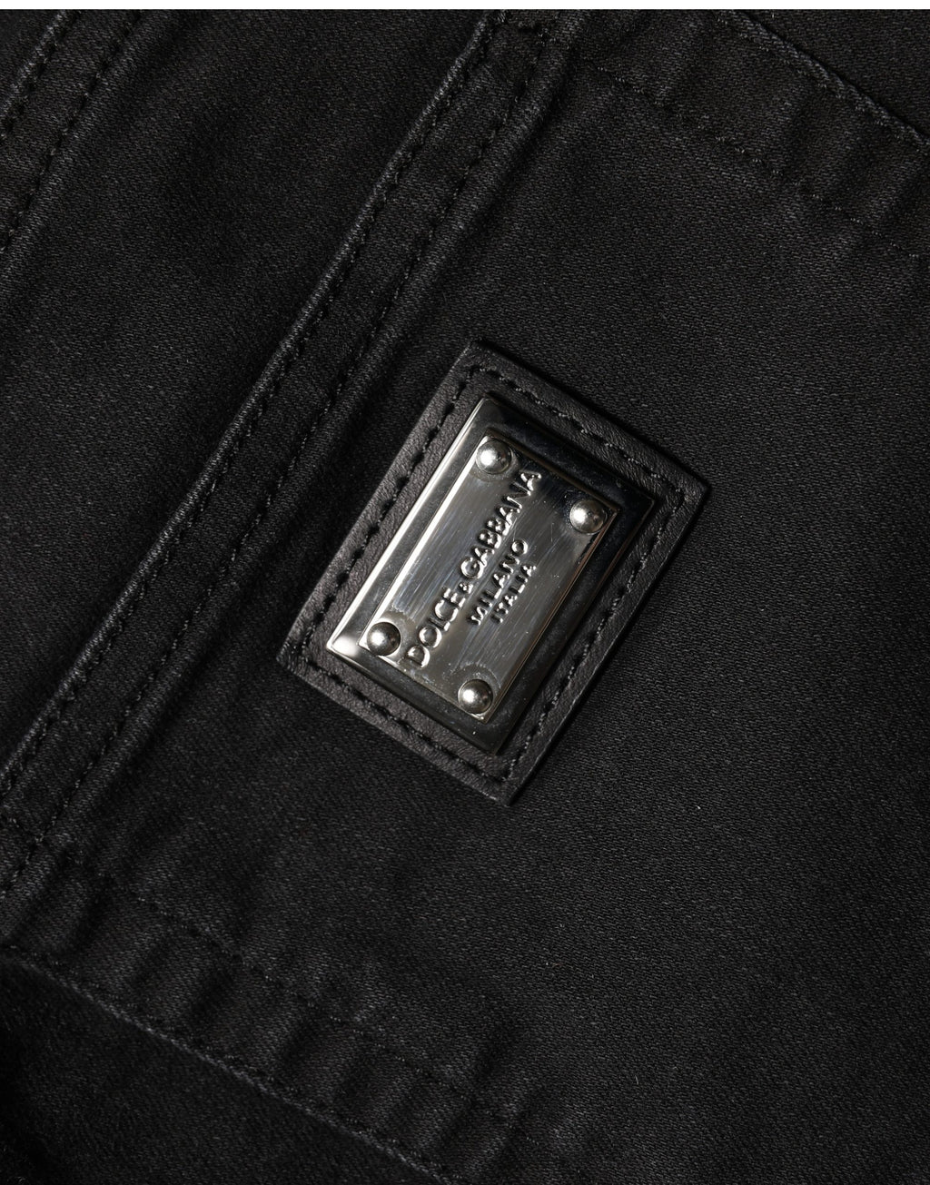 Jean skinny en coton noir à taille haute de Dolce & Gabbana, coupe ajustée et élégante, visible sur un mannequin.